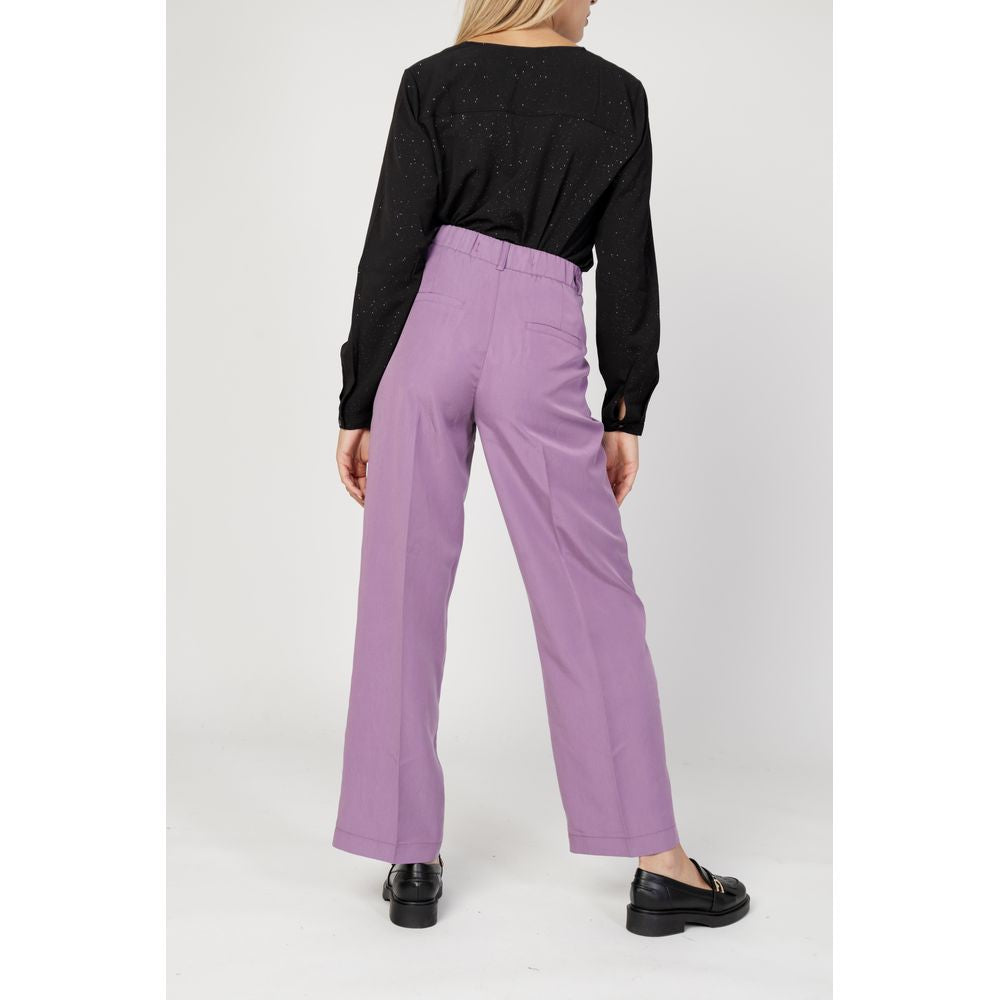Woman wearing Street One Purple Lyocell Jeans, fall/winter collection, women's regular pants, 72% lyocell, 28% polyester