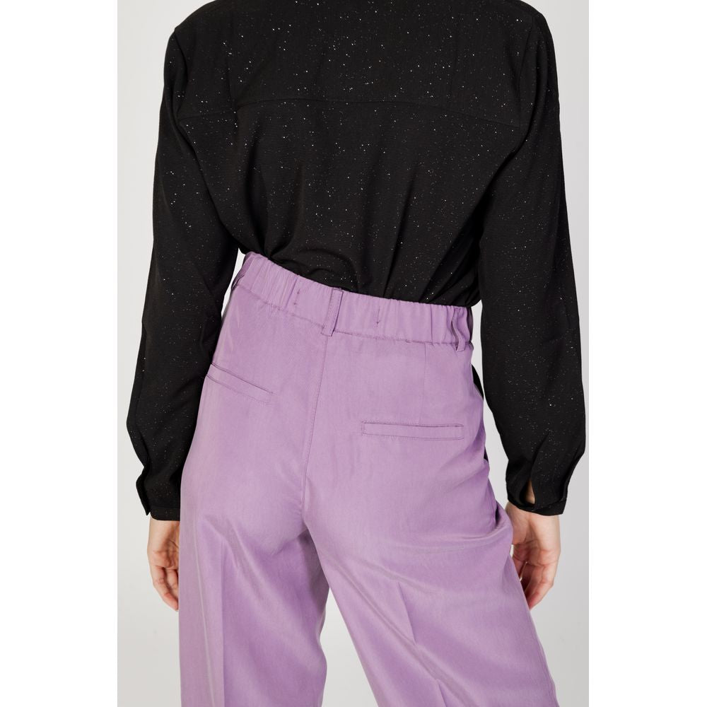 Back view of woman wearing Street One purple Lyocell jeans, part of the Fall/Winter collection, made of 72% Lyocell and 28% polyester.
