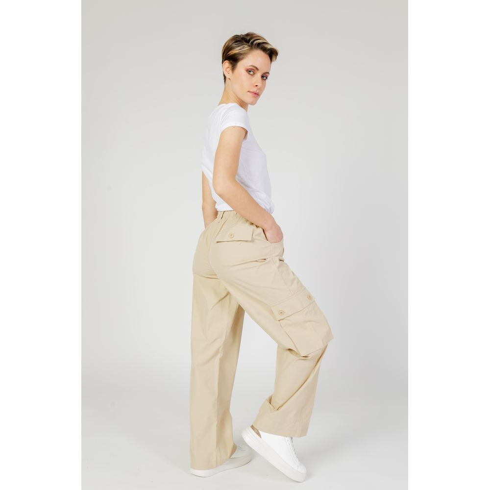 Woman wearing Only Beige Cotton Jeans & Pant from the Spring/Summer collection, 65% cotton, 35% polyamide composition.