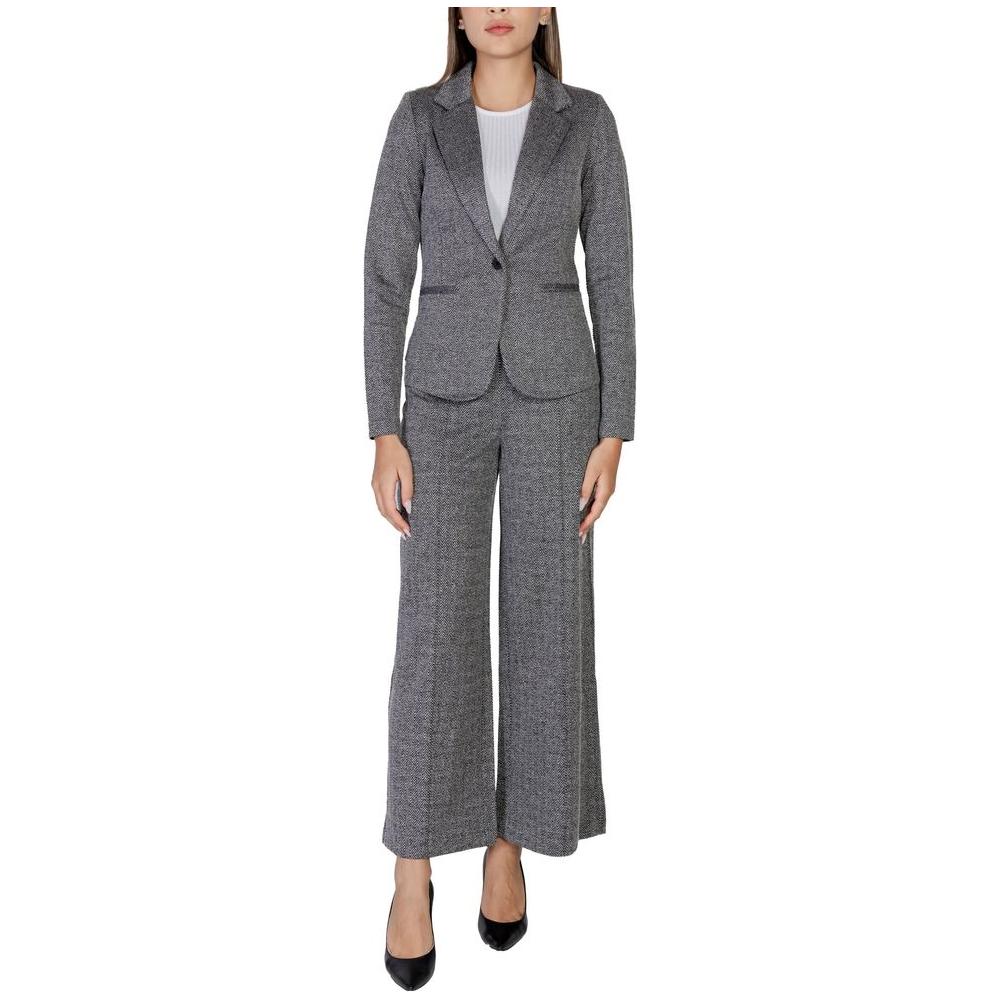 Woman wearing ICHI black polyester blazer and suit for fall winter collection