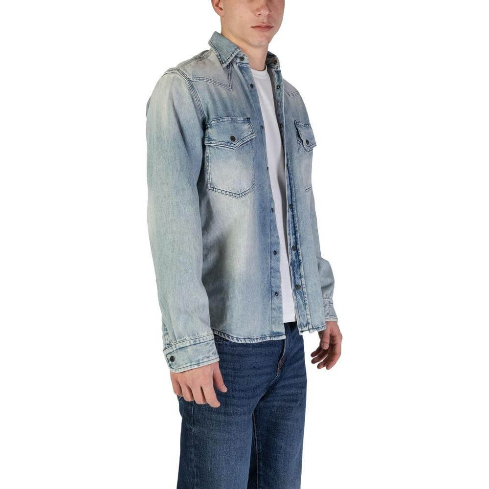 Man wearing a light blue cotton long sleeve shirt from Hugo Boss, fall/winter collection.