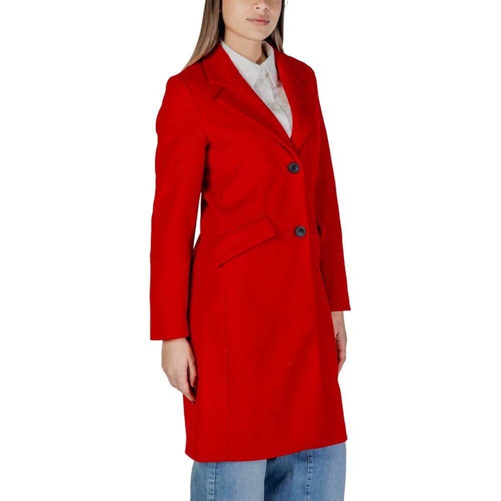 Vero Moda red polyester jacket for women, fall/winter collection, featuring classic design and eco-friendly recycled material.