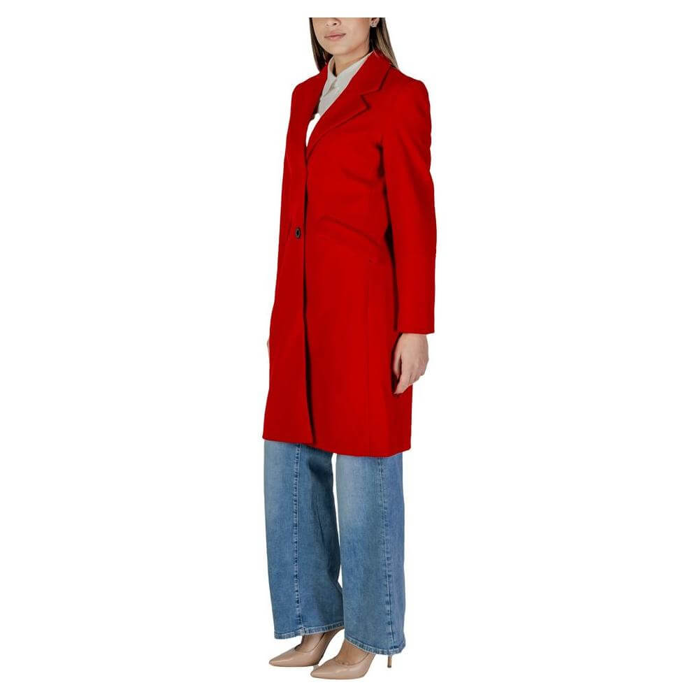 Vero Moda women's red polyester coat, fall/winter collection, featuring sustainable recycled materials, modeled with casual denim.