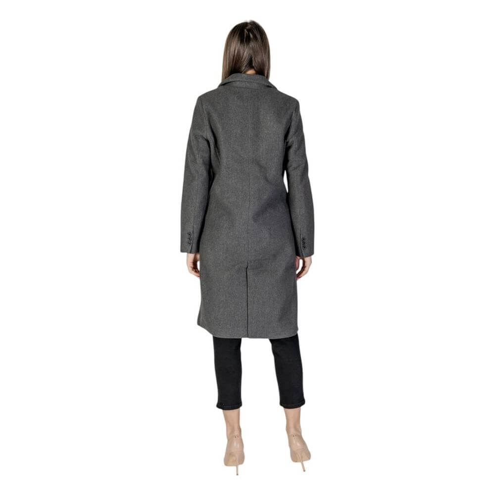 Back view of Vero Moda gray women's coat, fall/winter collection, made from 50% polyester and 50% recycled polyester.