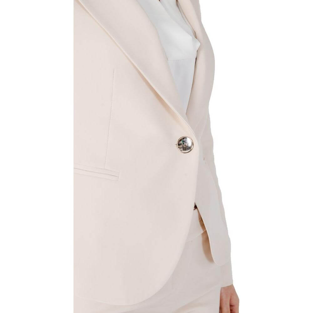 Close-up of Rinascimento beige women's blazer, perfect for spring/summer, made of 90% polyester and 10% elastane.