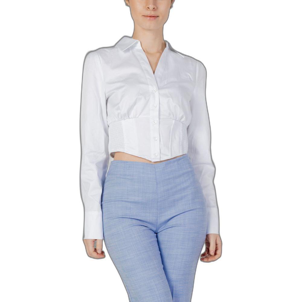 Woman wearing Guess white cotton long-sleeved shirt, 97% cotton, 3% elastane, stylish women’s shirt, fashion.