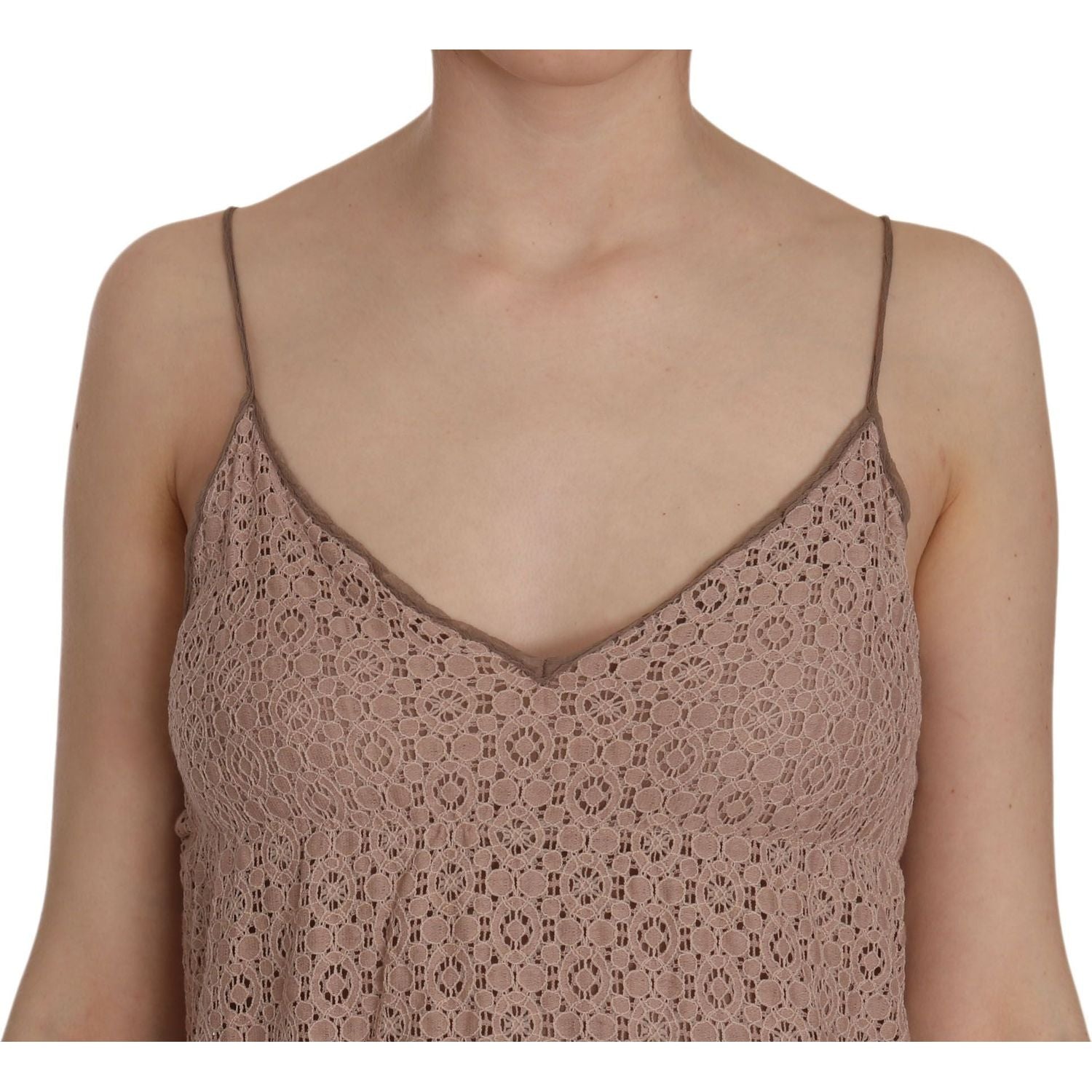 فستان قصير من PINK MEMORIES باللون البيج بقصة A وحمالات رفيعة