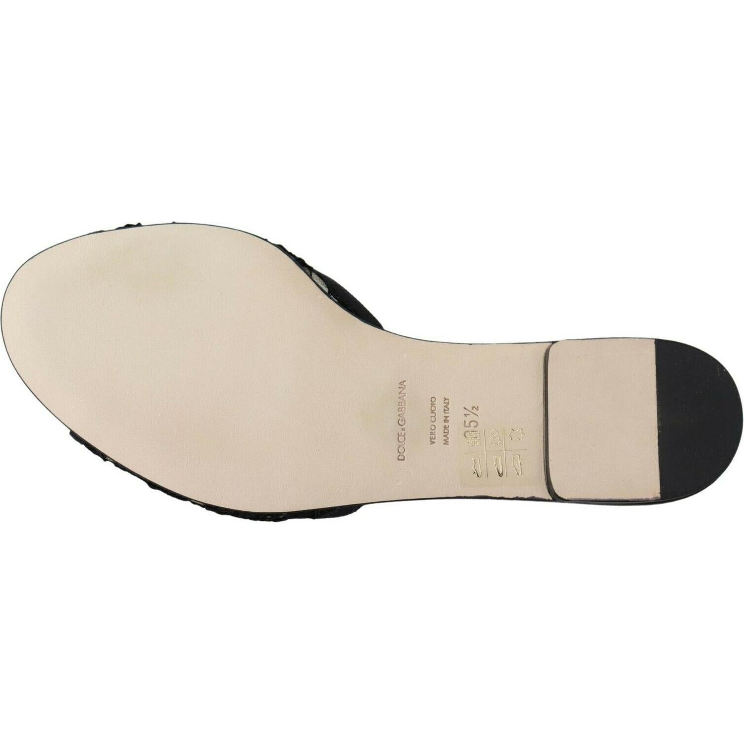 حذاء دولتشي آند غابانا الأنيق المصنوع من الدانتيل الأسود مع تفاصيل زهرة الجواهر