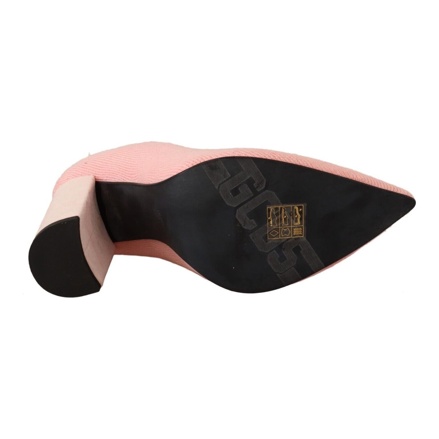 时尚粉色麂皮踝靴搭配徽标袜子