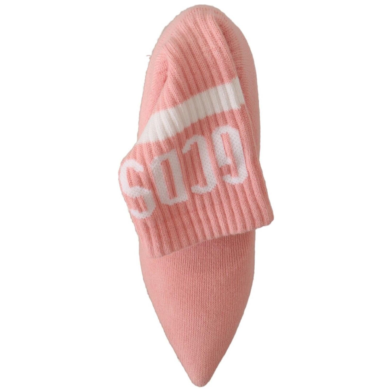 时尚粉色麂皮踝靴搭配徽标袜子