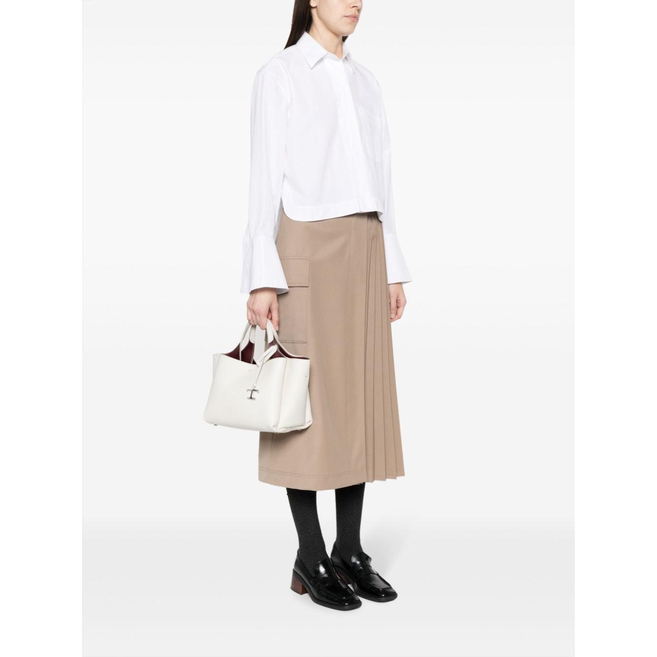 Front view with bag zipped and handles upright.