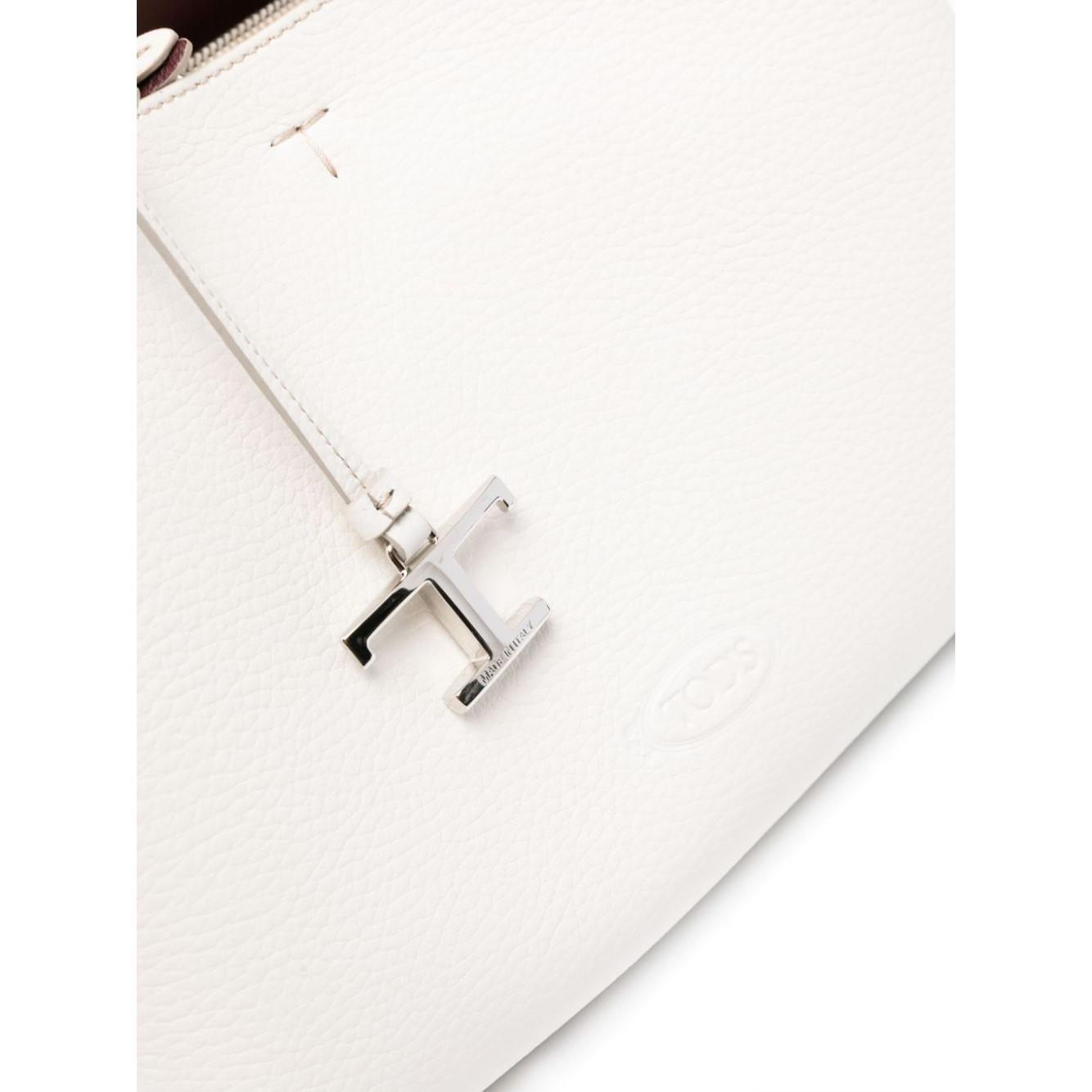 Front view with bag zipped and handles upright.