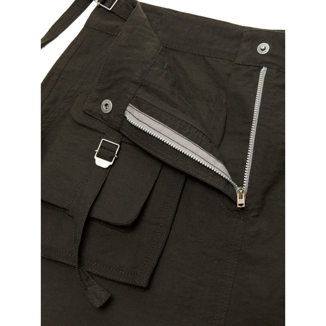 Front view with bag zipped and handles upright.