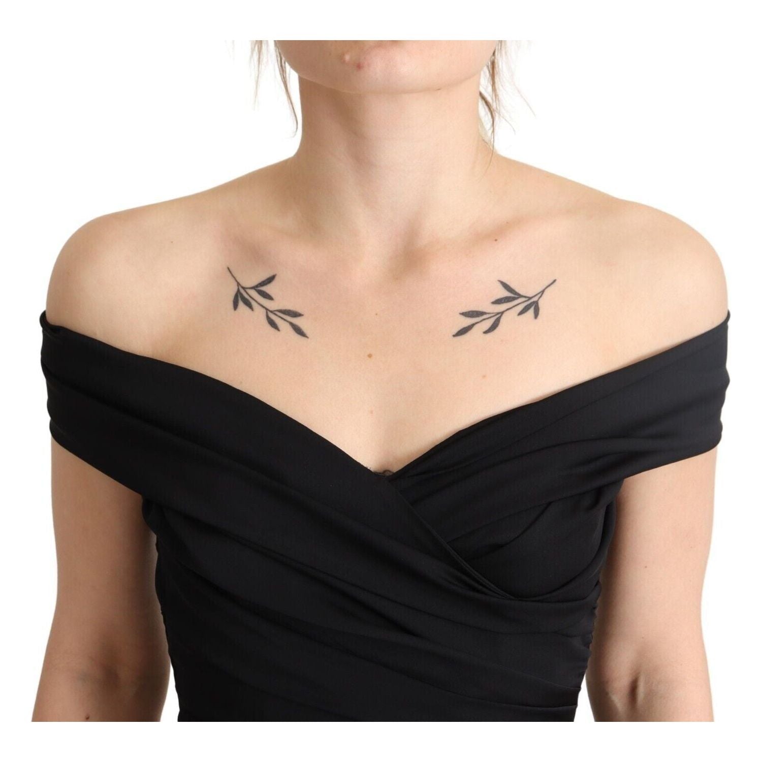 فستان دولتشي آند غابانا الأنيق من الحرير الأسود بدون أكتاف