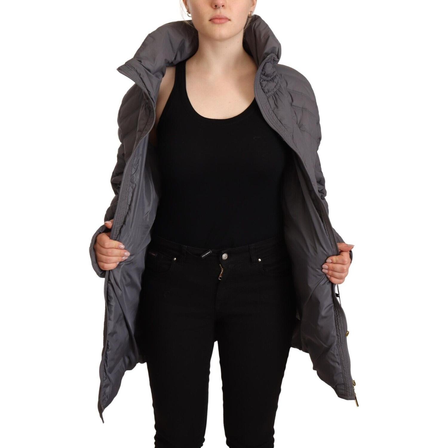 带徽标贴片的优雅绗缝长夹克