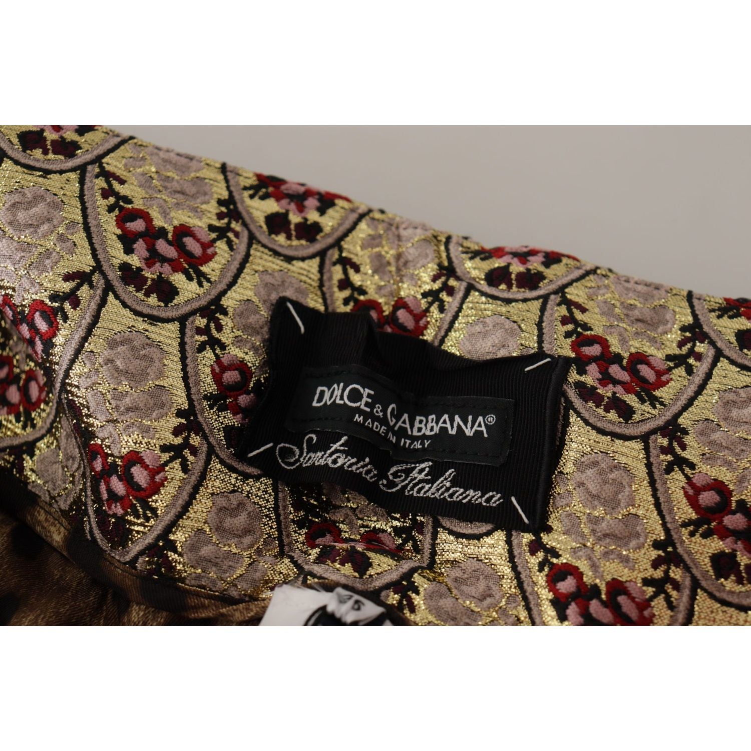 بنطلون دولتشي آند غابانا قصير بخصر عالٍ من قماش الجاكار بنقشة جلد النمر