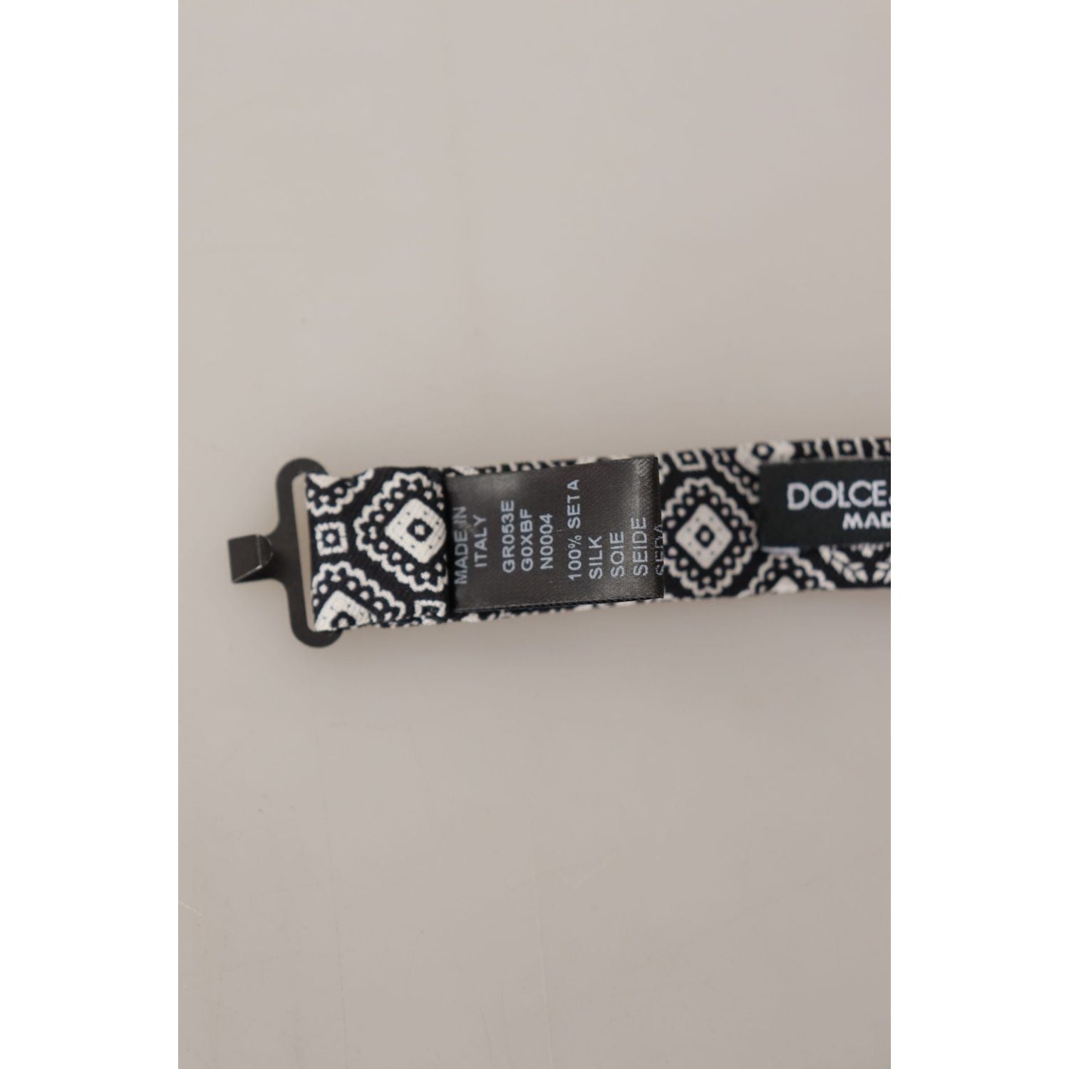 ربطة عنق سوداء أنيقة من الحرير من دولتشي آند غابانا