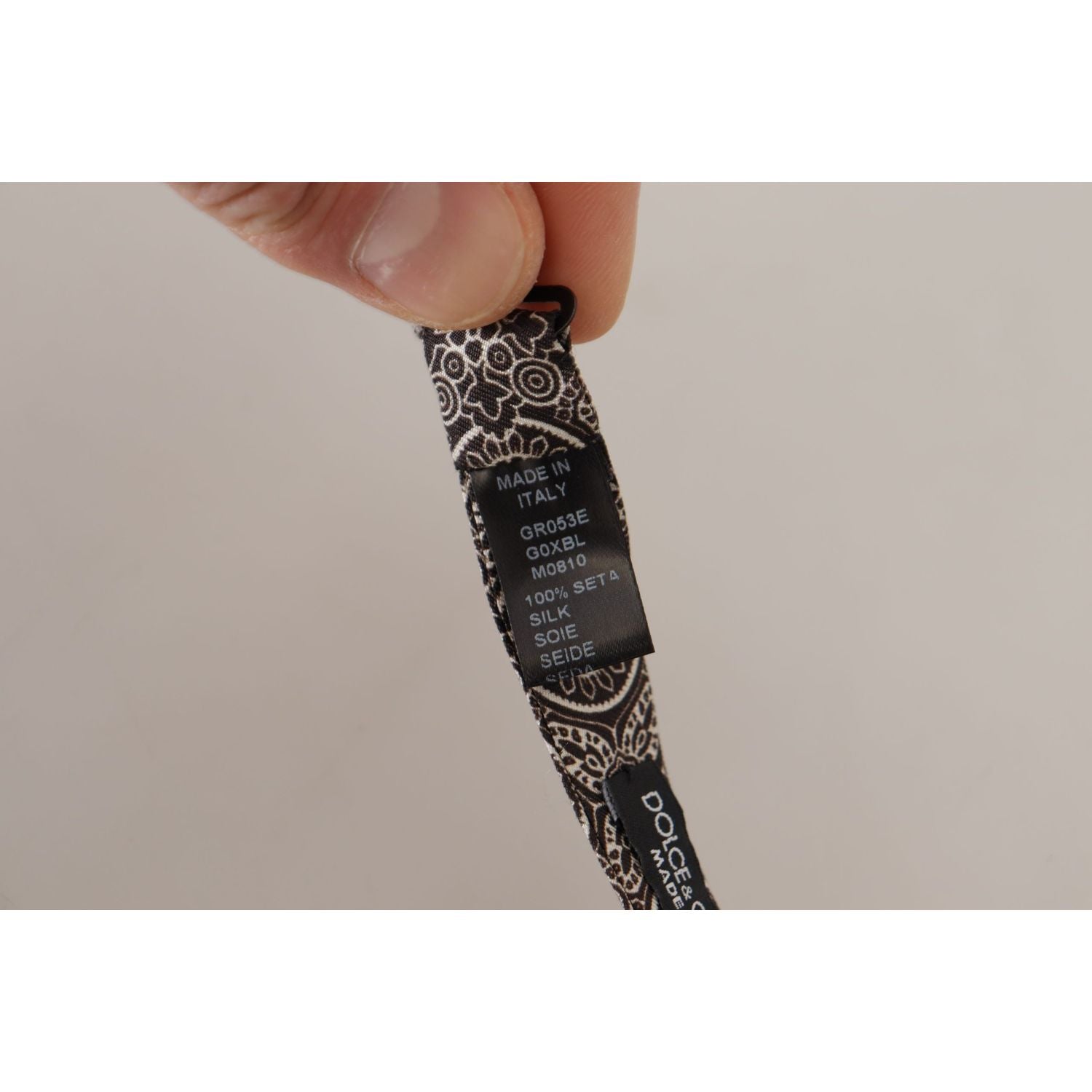 ربطة عنق أنيقة من الحرير باللونين الأبيض والأسود من دولتشي آند غابانا