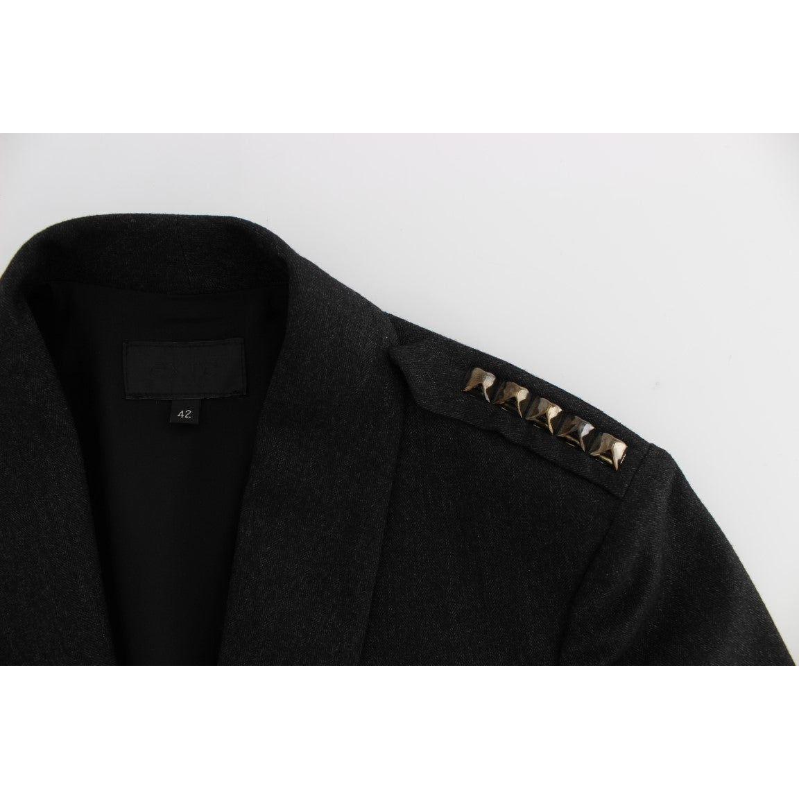 سترة بليزر أنيقة باللون الرمادي وأزرار ذهبية اللون