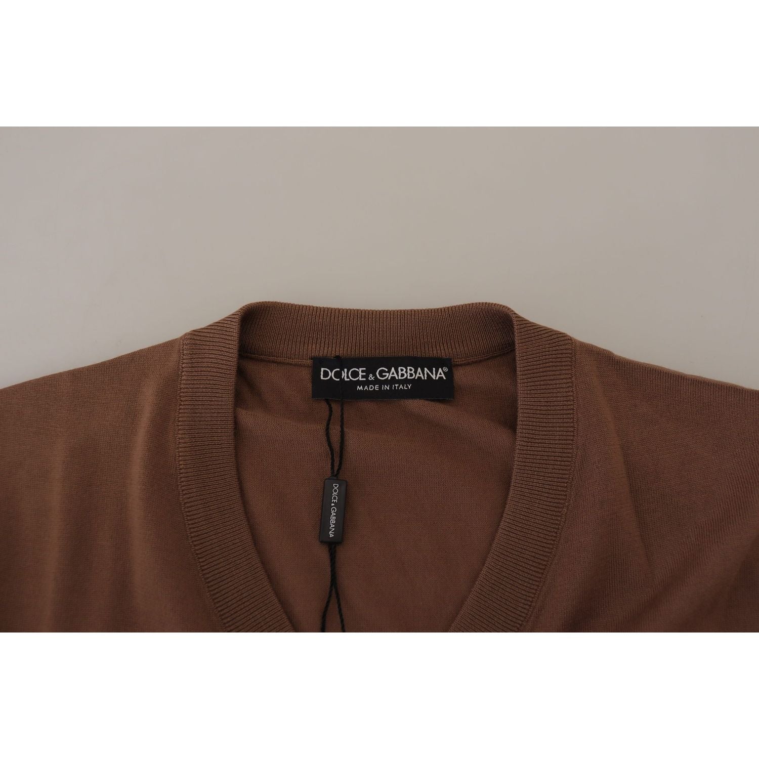 سترة أنيقة من الصوف البكر بفتحة رقبة على شكل حرف V من دولتشي آند غابانا