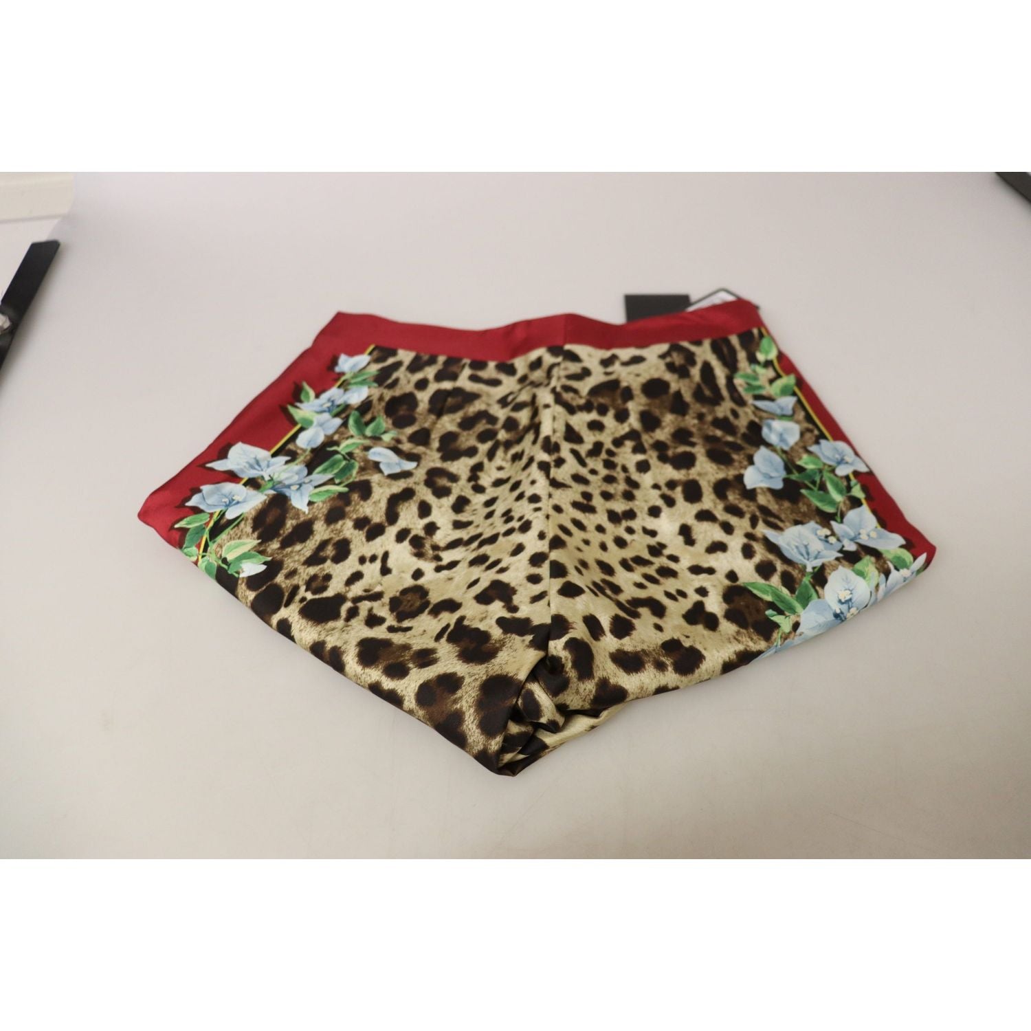 بنطلون حرير متعدد الألوان أنيق بخصر مرتفع من دولتشي آند غابانا