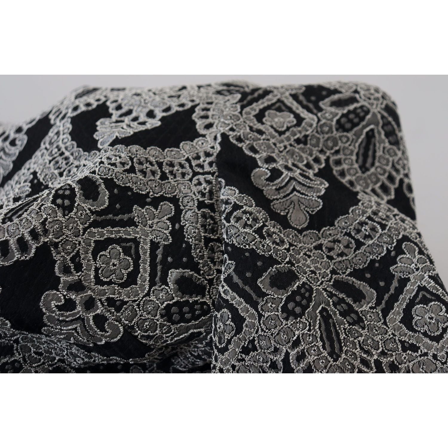 فستان دولتشي آند غابانا الأنيق ذو التصميم الضيق