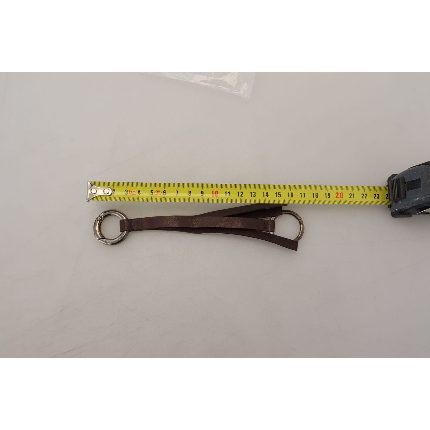 سلسلة مفاتيح أنيقة من النحاس والجلد من زي وطني