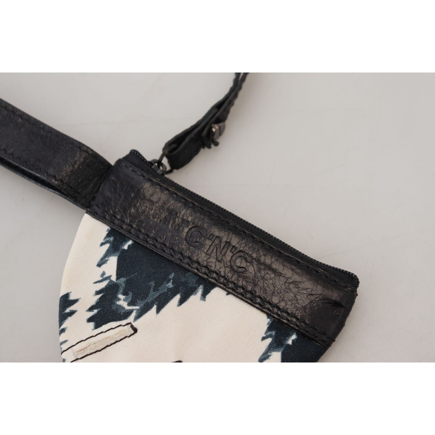 别致的白色皮革零钱包（带肩带）