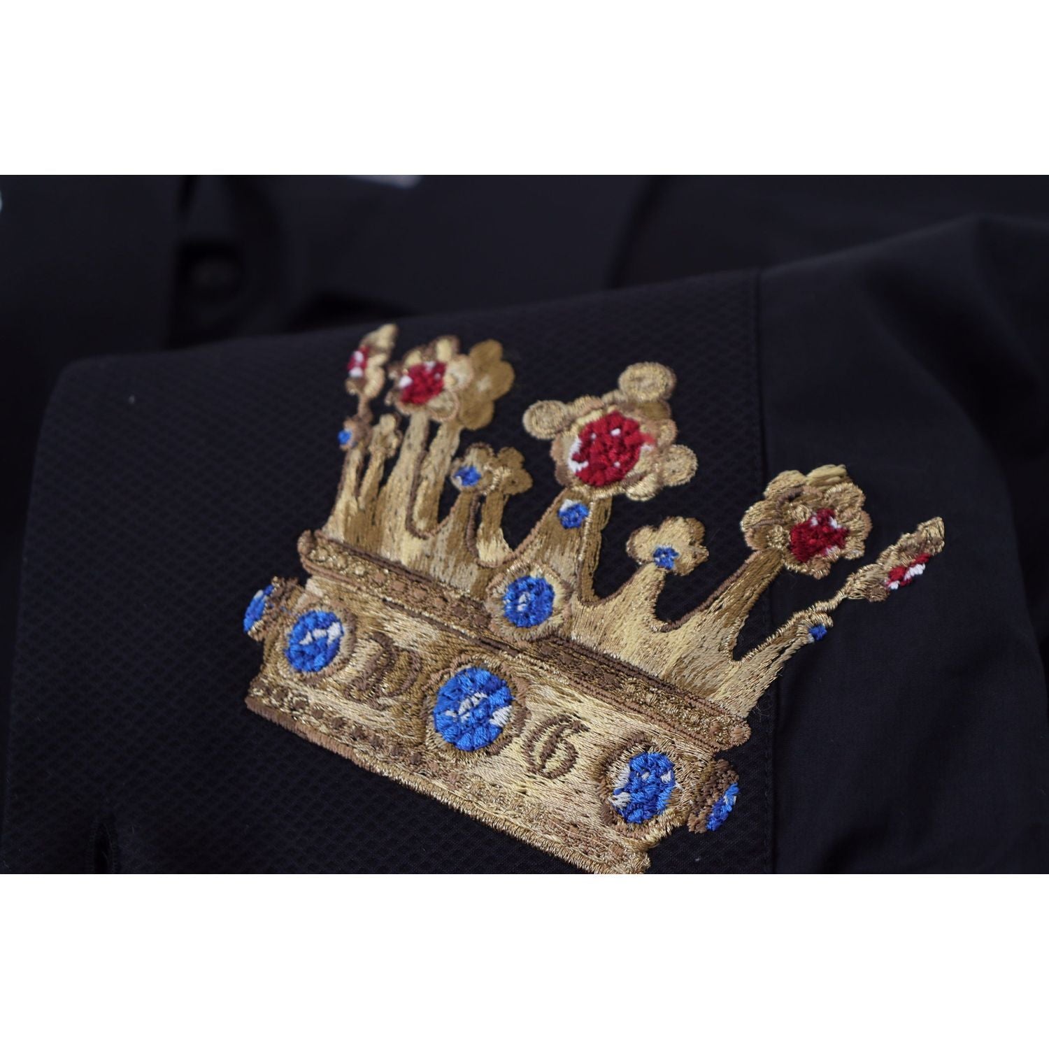 قميص دولتشي آند غابانا الأنيق ذو قصة ضيقة باللون الأسود مع تطريز على شكل تاج