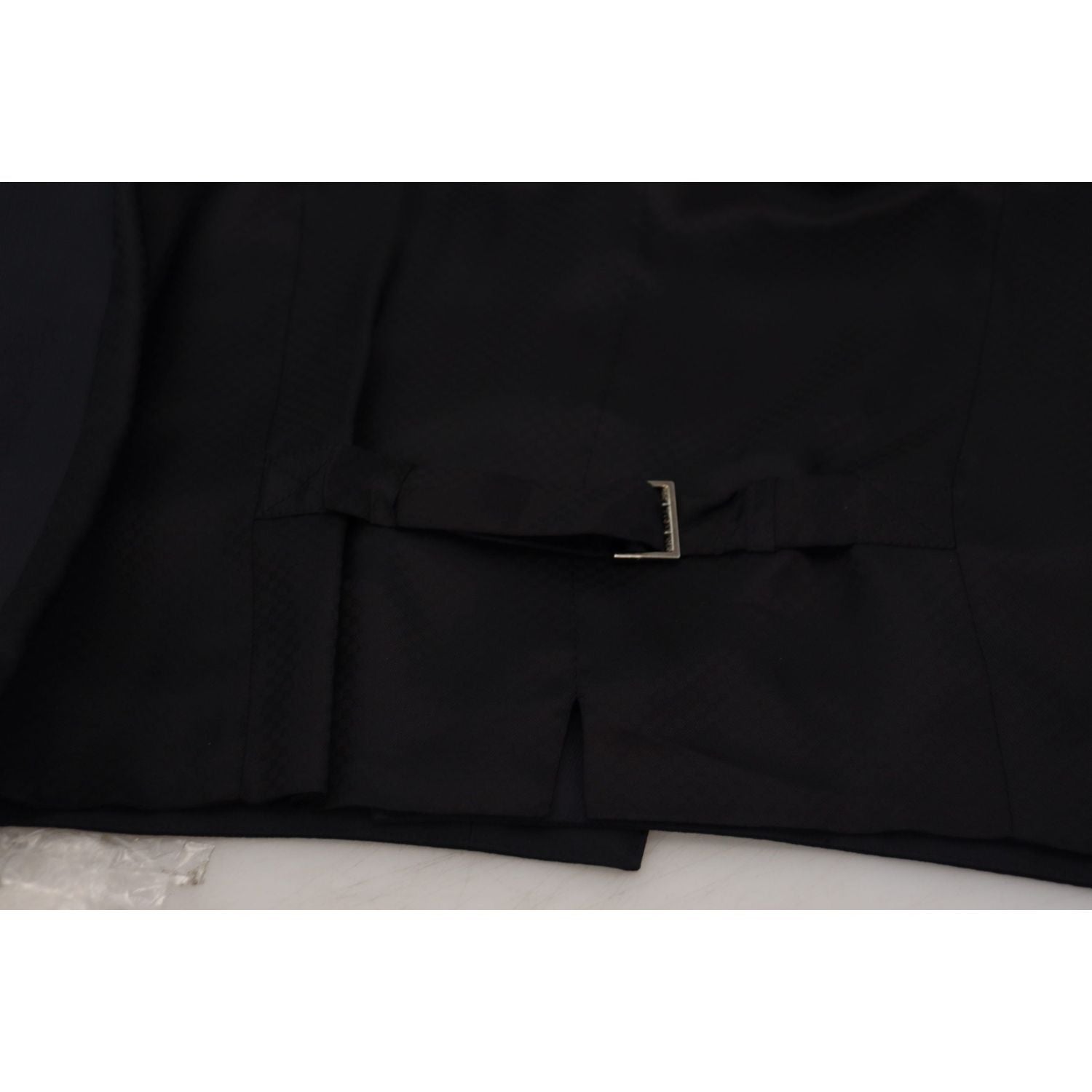 فستان دولتشي آند غابانا الأنيق ذو الصدر الواحد باللون الأسود