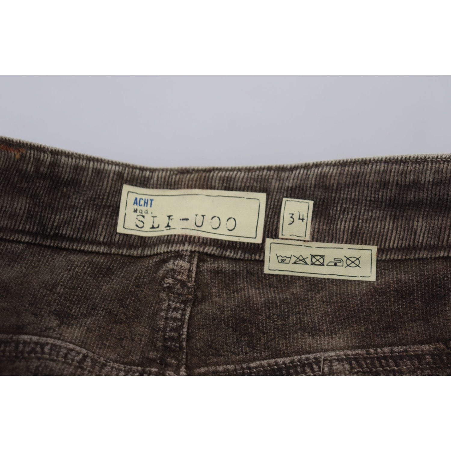 بنطلون مخملي رمادي أنيق مع لمسة عصرية