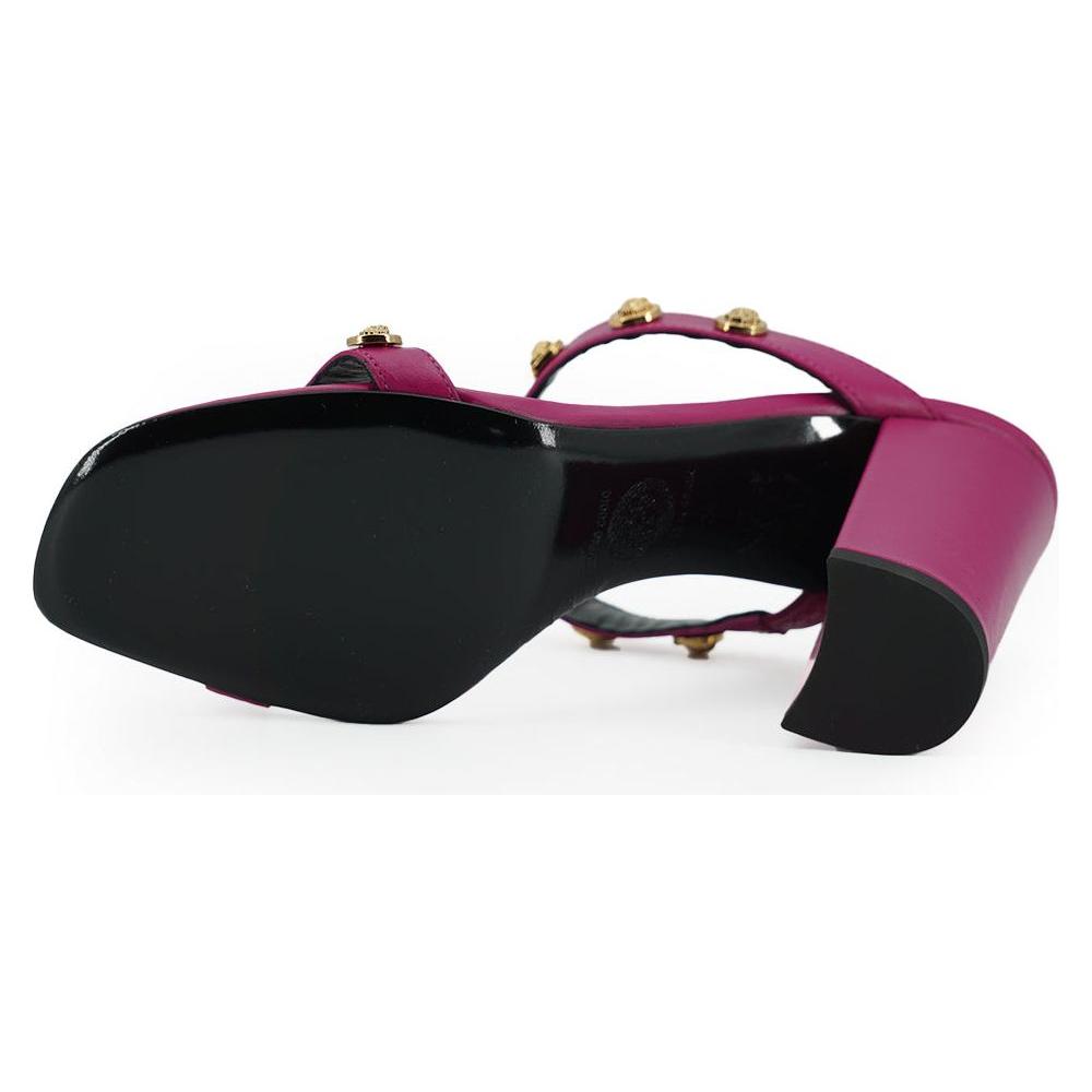 صندل فيرساتشي الأنيق المصنوع من جلد العجل باللون الأرجواني