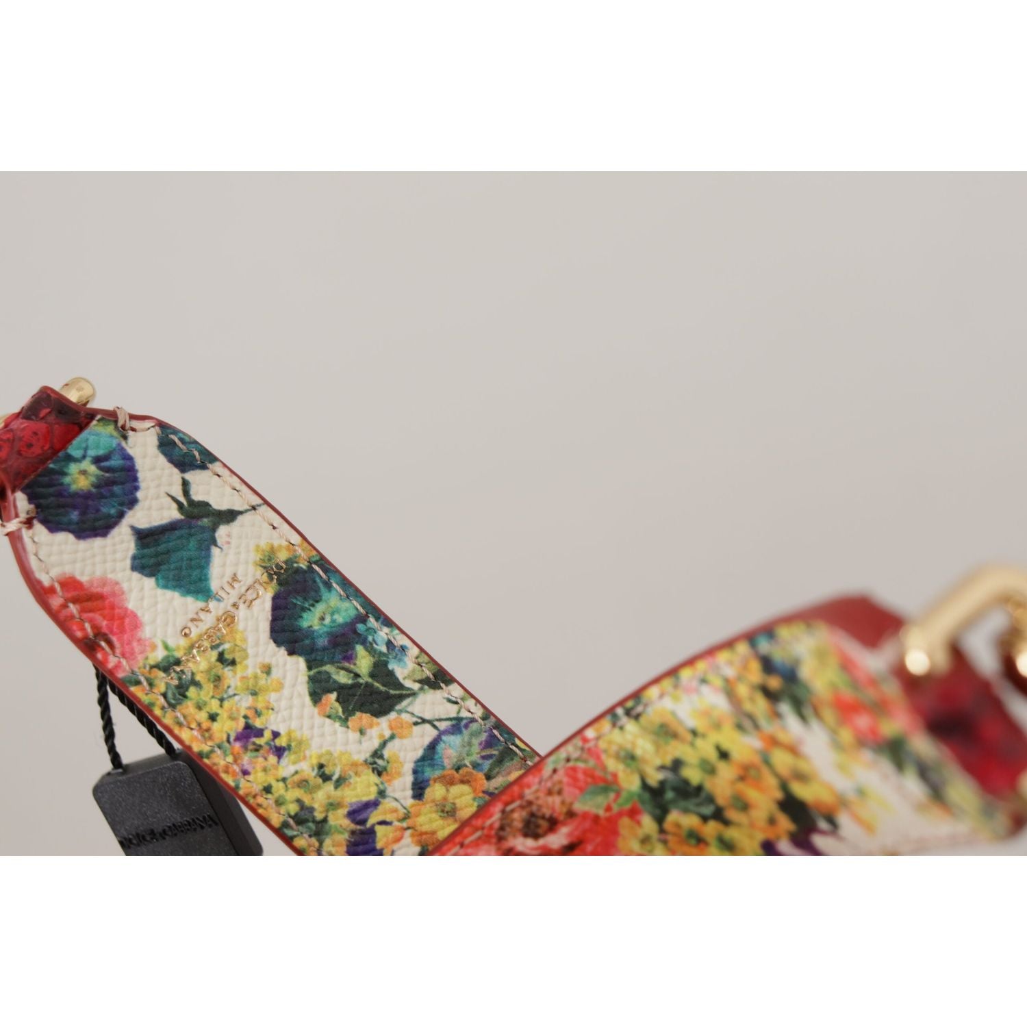 优雅的红色蟒蛇皮包带