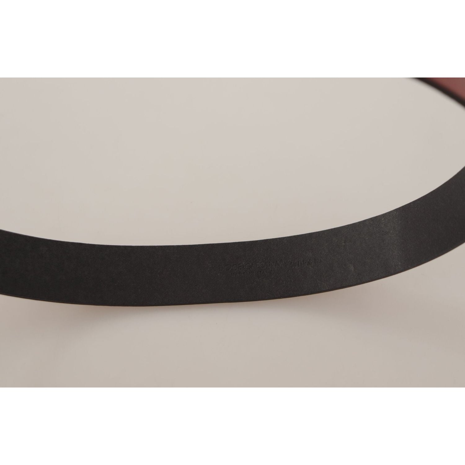 حزام جلدي أحمر أنيق من دولتشي آند غابانا مع مشبك محفور