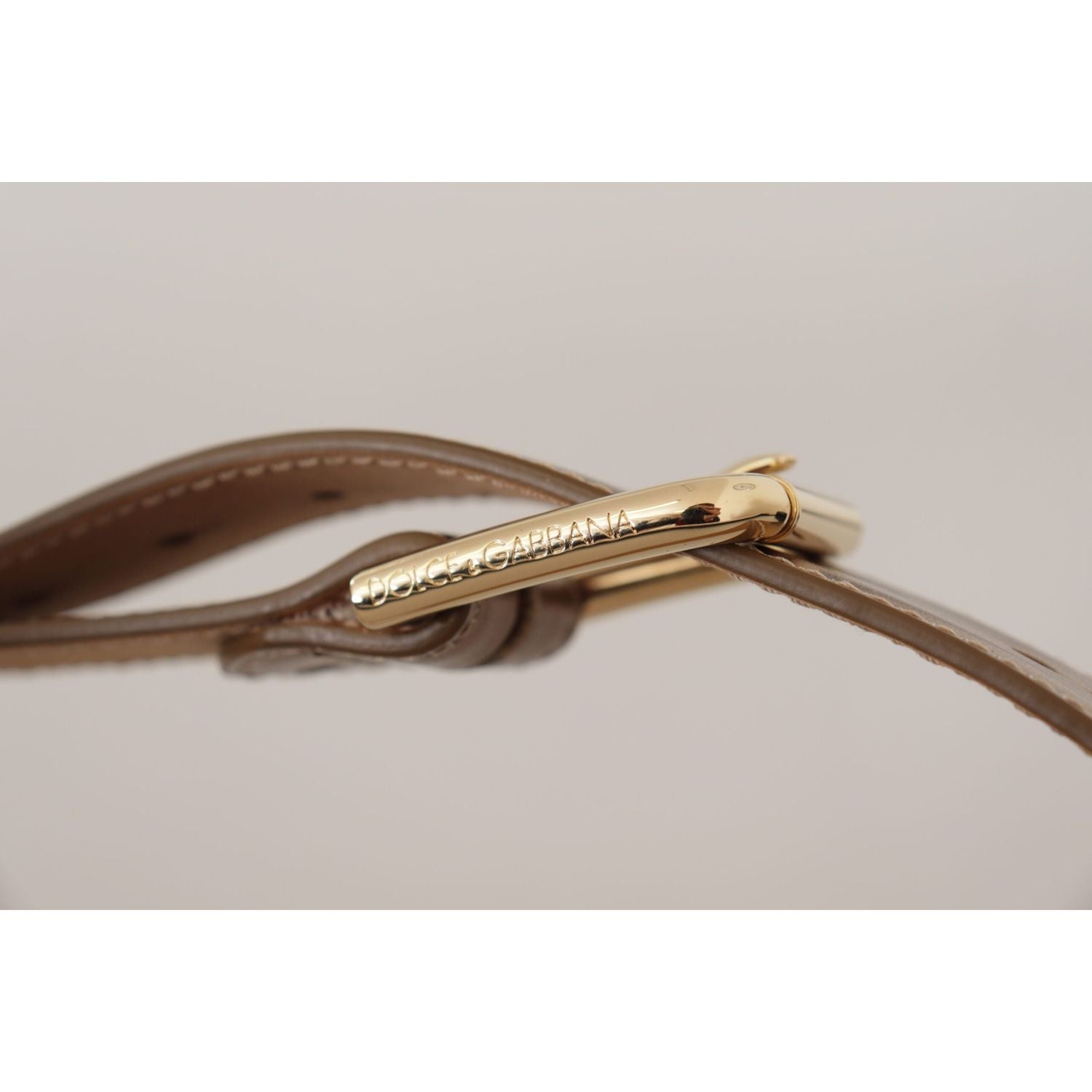 حزام دولتشي آند غابانا الأنيق المصنوع من الجلد باللون البرونزي مع مشبك الشعار
