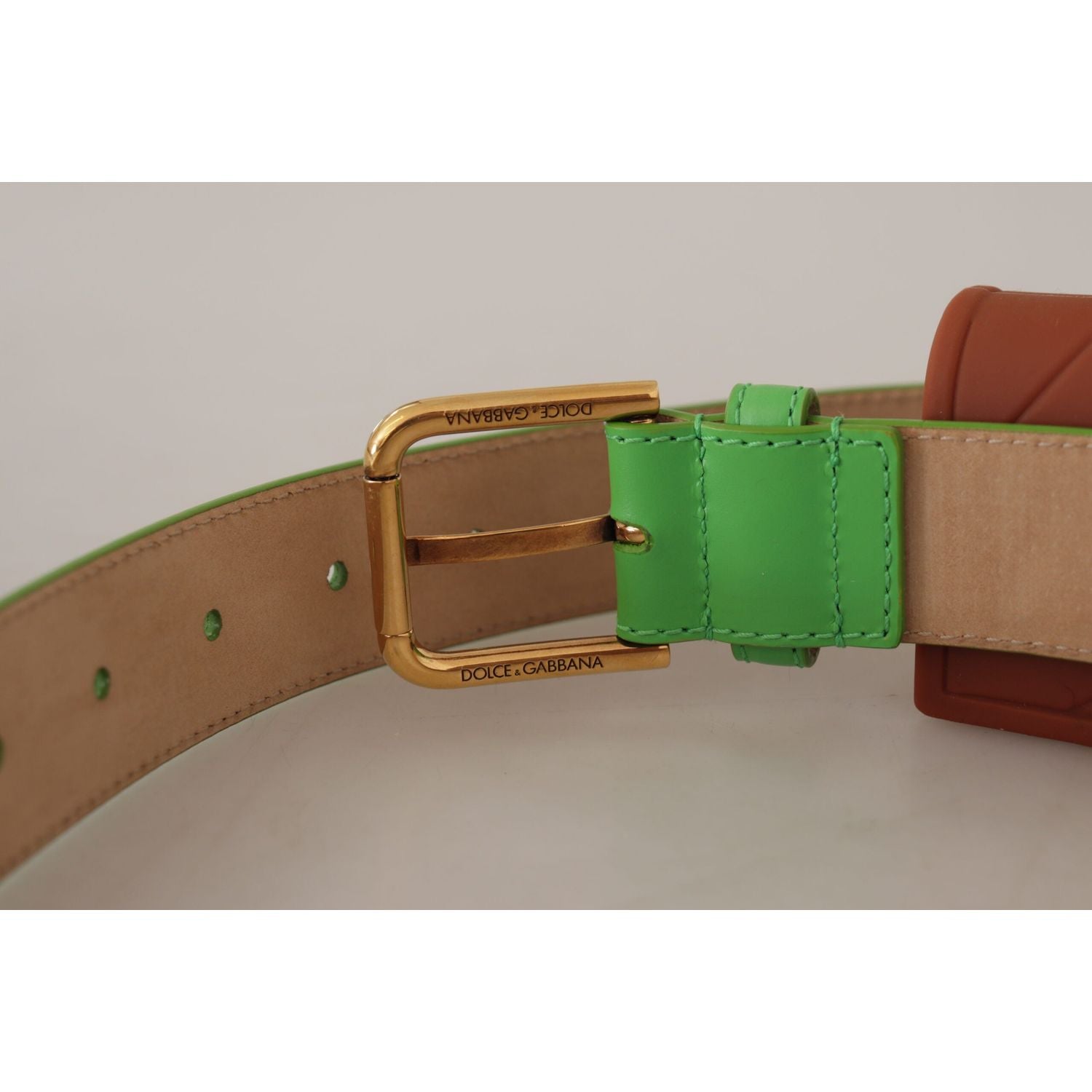 别致的翡翠色皮带，配雕刻扣