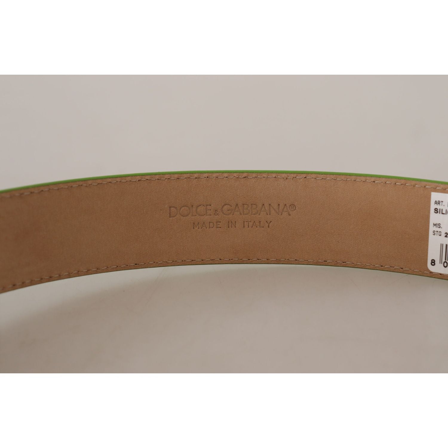 别致的翡翠色皮带，配雕刻扣