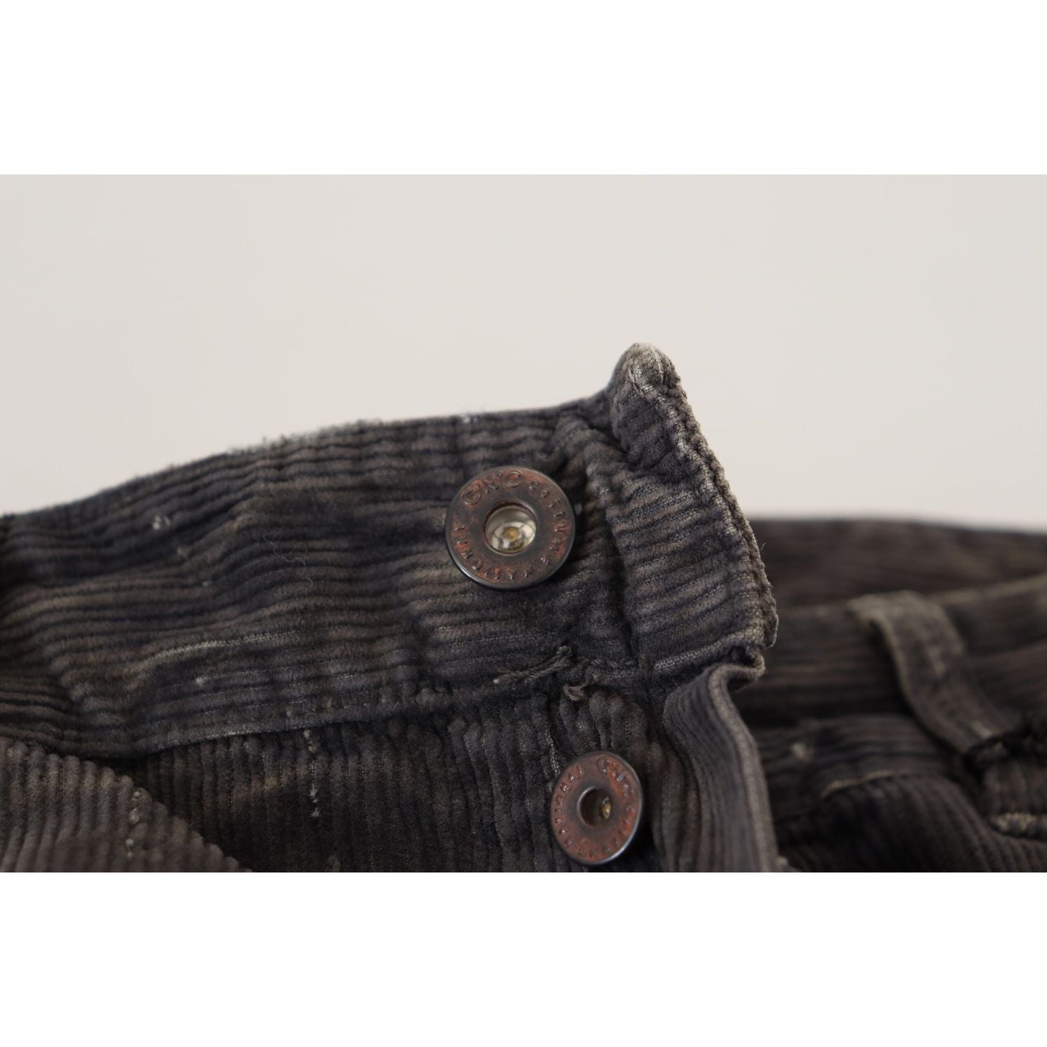 بنطلون جينز من قماش مخملي رمادي أنيق من إنتاج شركة كوستيوم ناشيونال