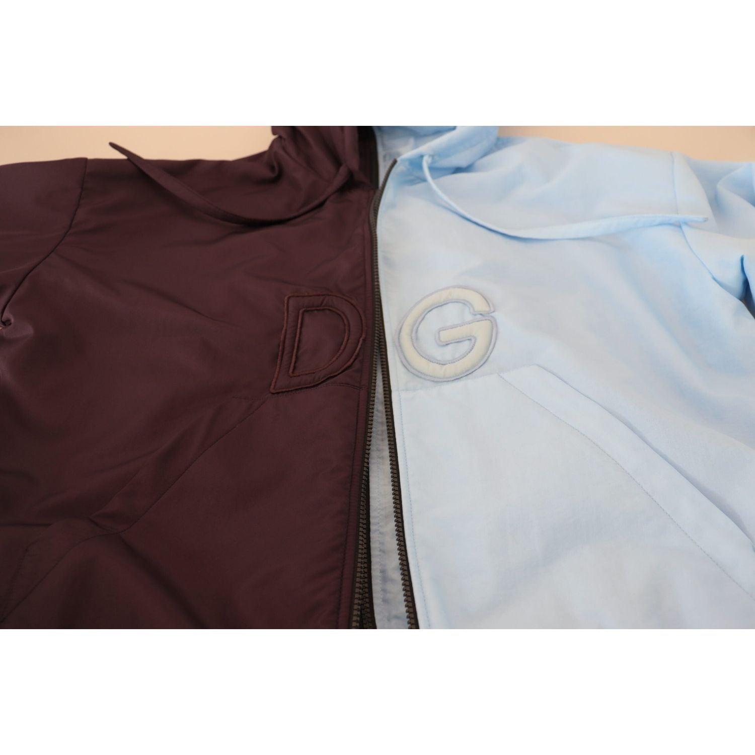 جاكيت دولتشي آند غابانا الأنيق ذو القلنسوة باللون الأزرق - إغلاق بسحاب كامل