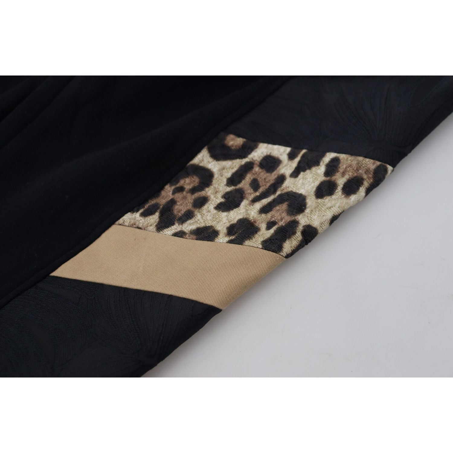 بنطلون رياضي أسود أنيق من دولتشي آند غابانا للرجل العصري