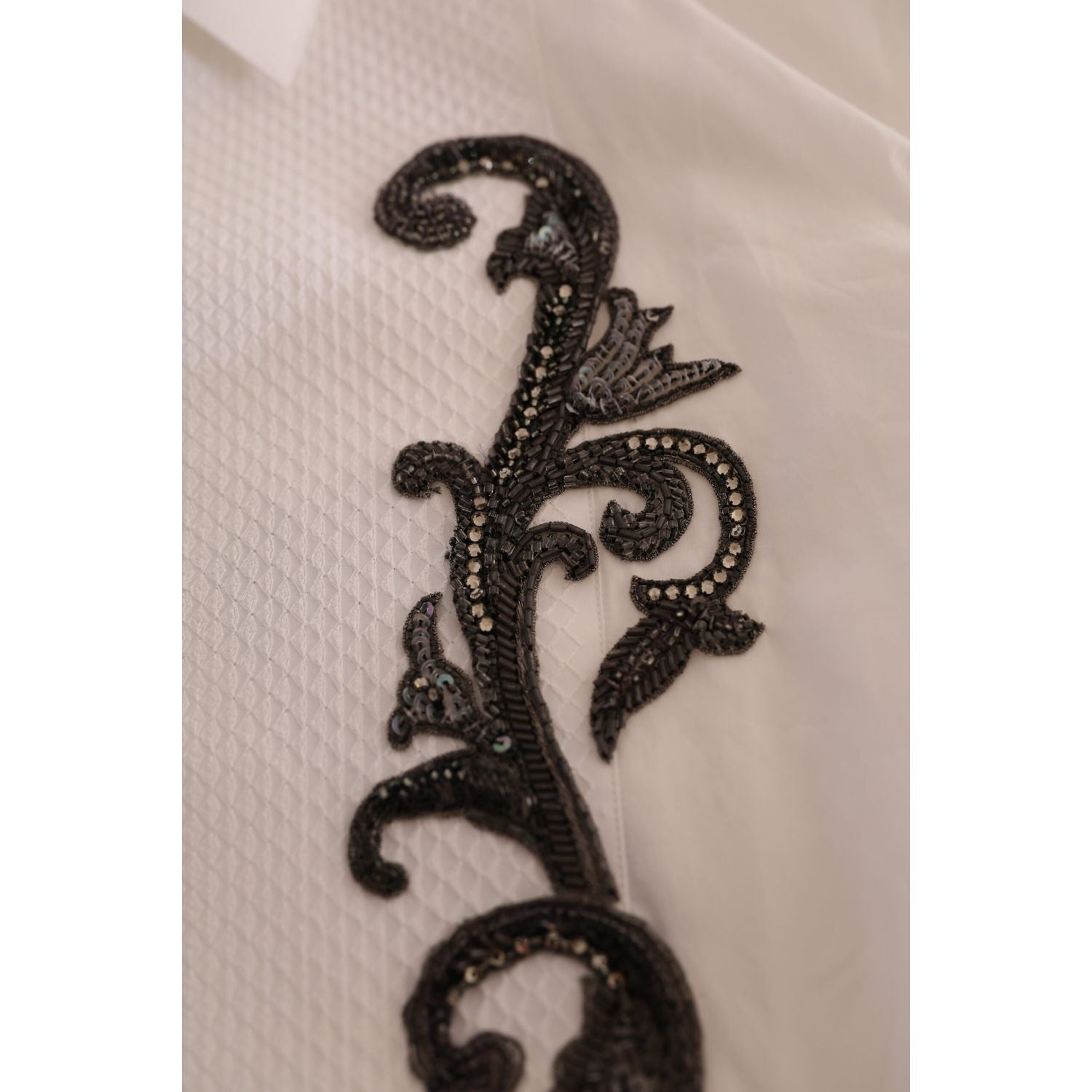 قميص سهرة ضيق من تصميم دولتشي آند غابانا الإيطالي