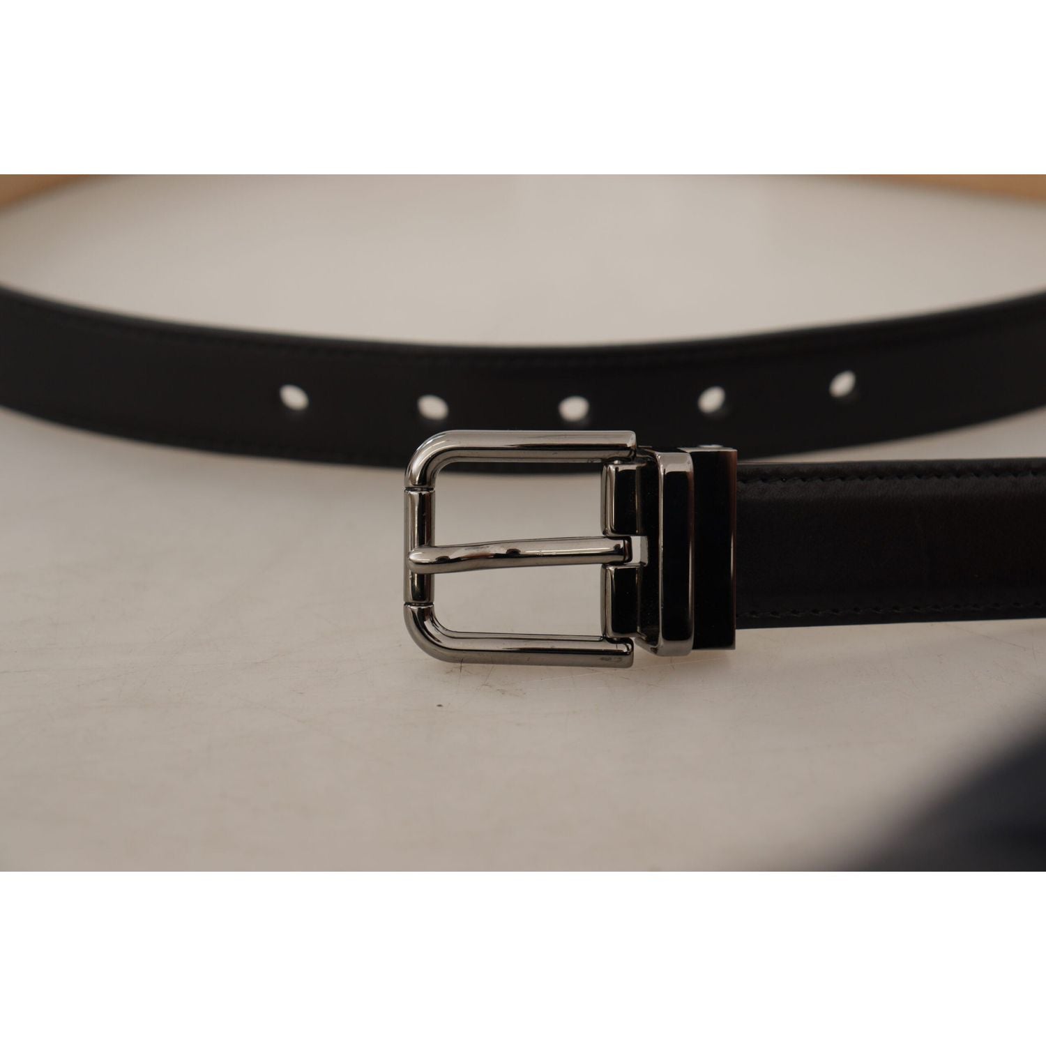 حزام جلدي أسود أنيق مع مشبك معدني من دولتشي آند غابانا