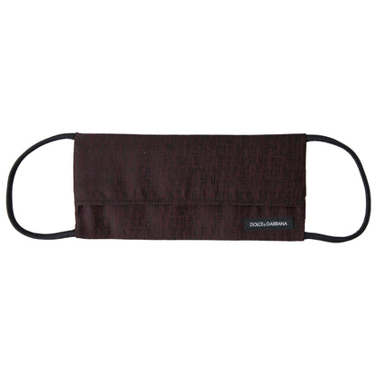 قناع الوجه الأنيق باللون العنابي من دولتشي آند غابانا مع تفاصيل الشعار