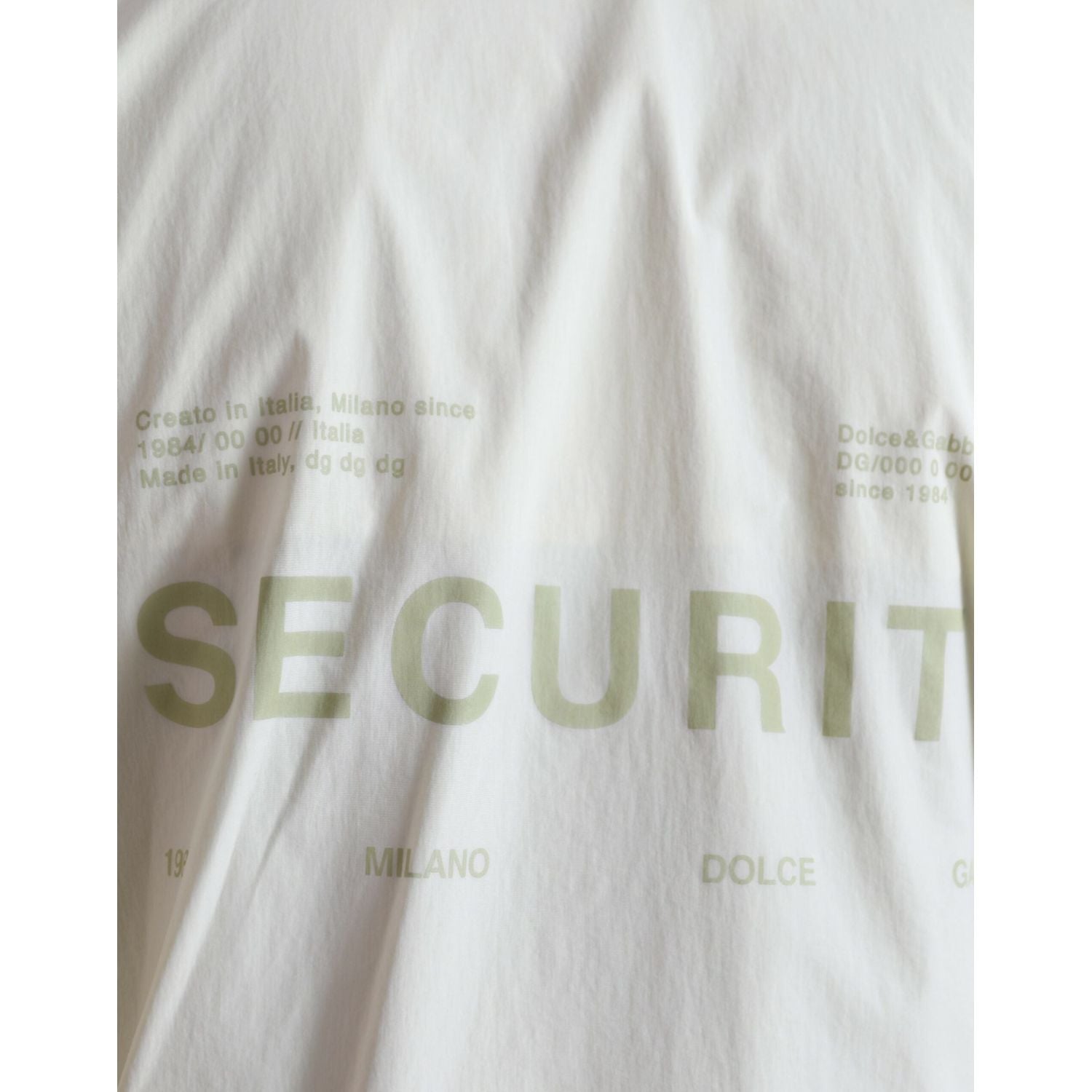 سترة واقية من الرياح باللون الأصفر من دولتشي آند غابانا