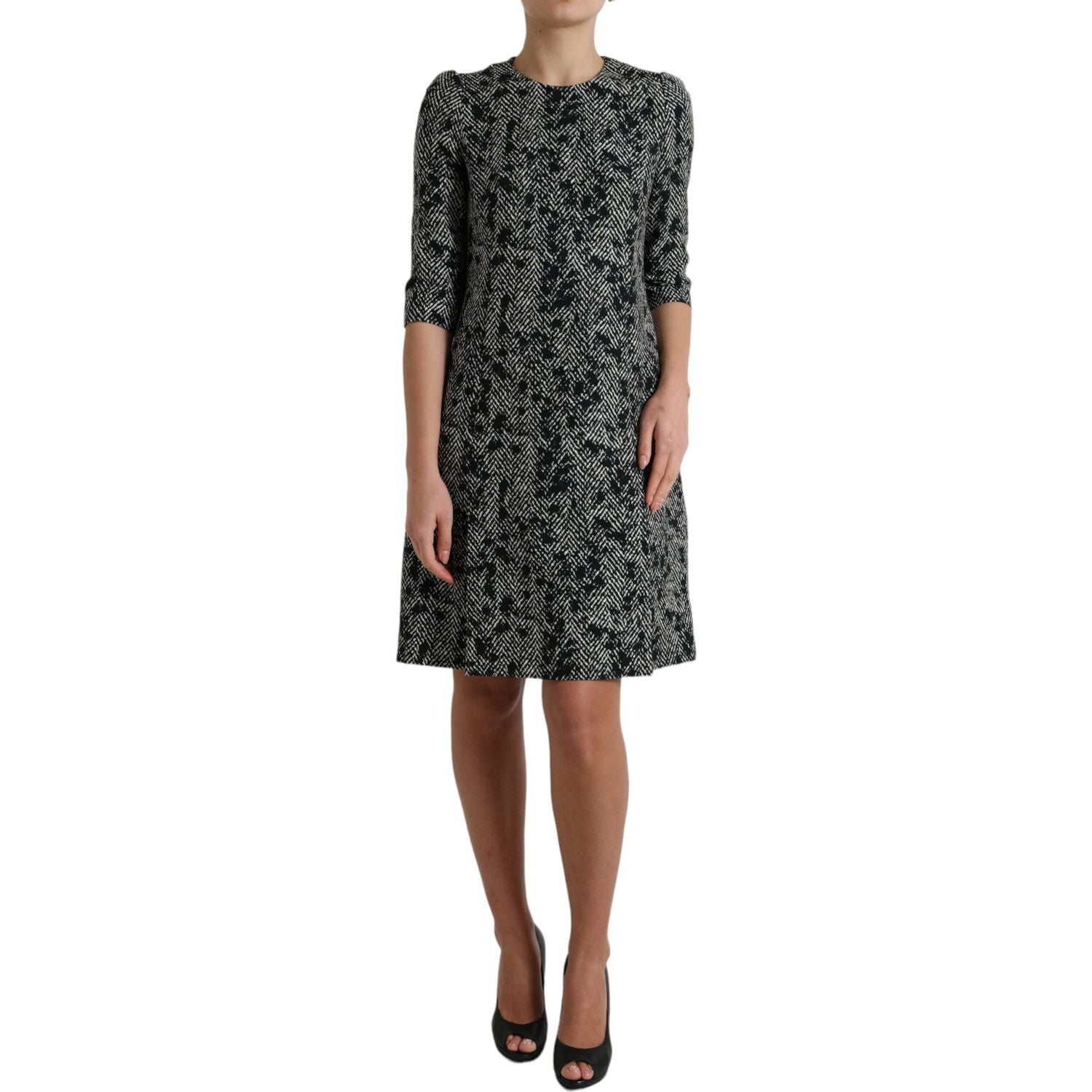 فستان قصير أنيق من دولتشي آند غابانا بقصّة شيفرون