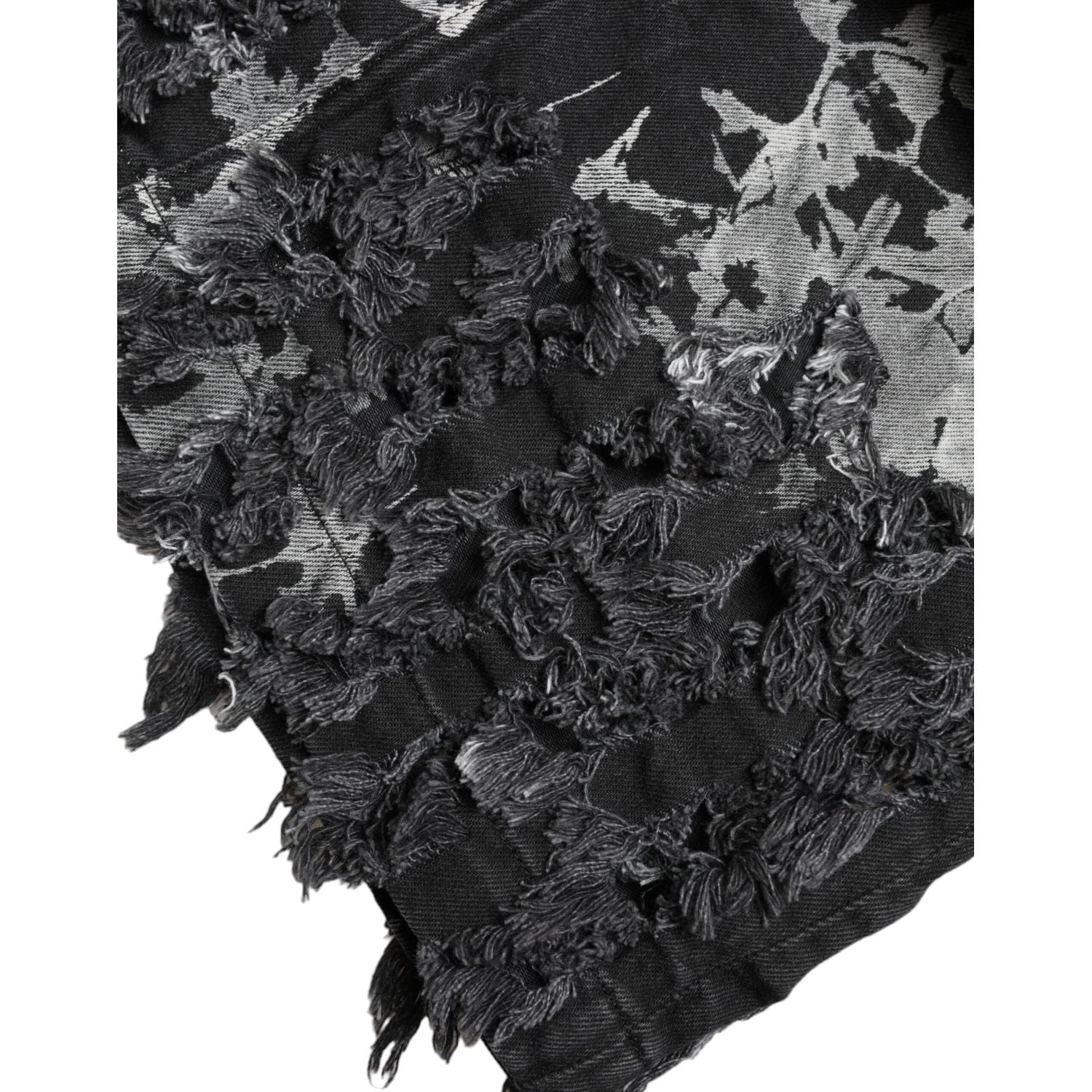 تنورة قصيرة أنيقة من قماش الدنيم بخصر مرتفع مع حواف من الدانتيل من دولتشي آند غابانا