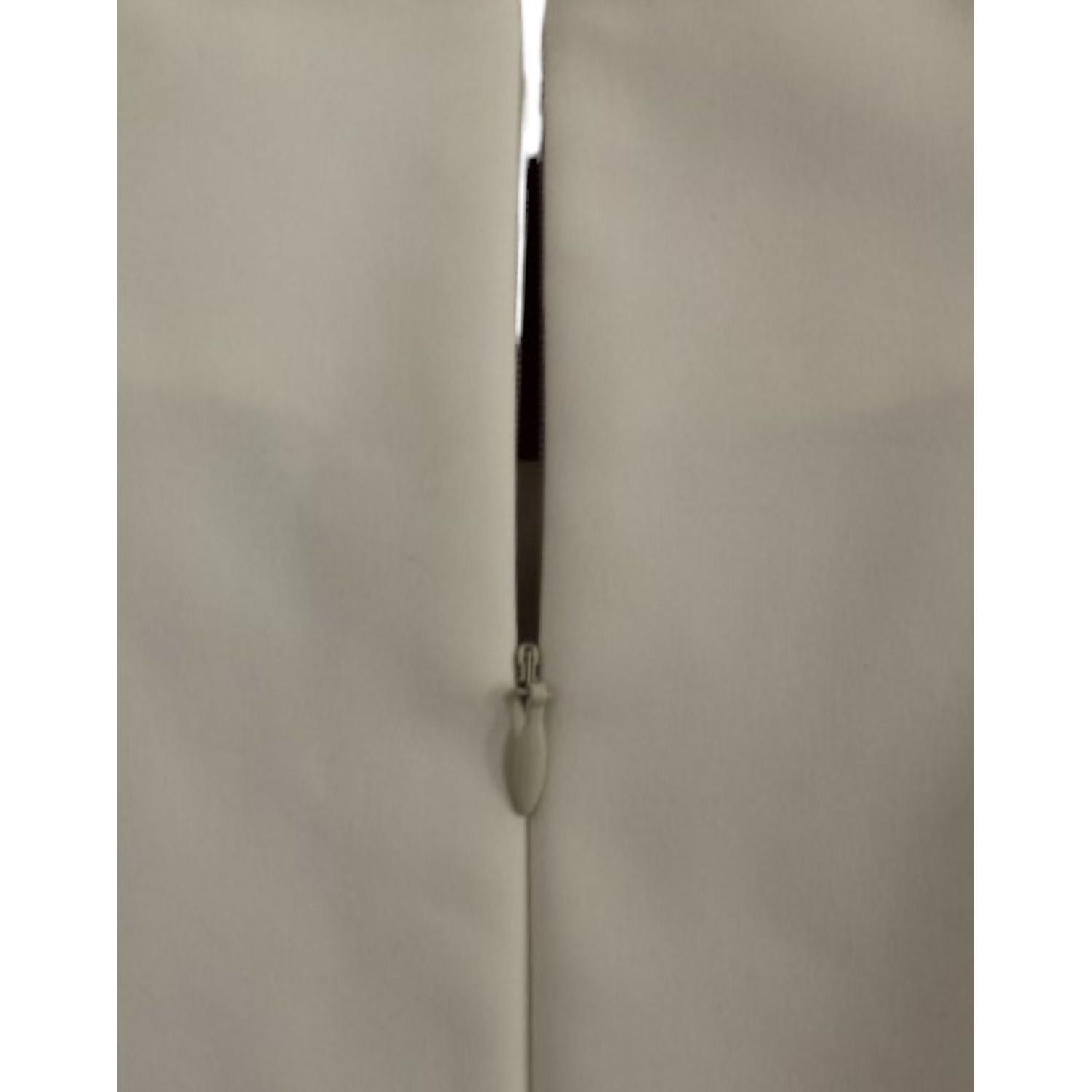 别致的白色和粉色直筒机器人连衣裙