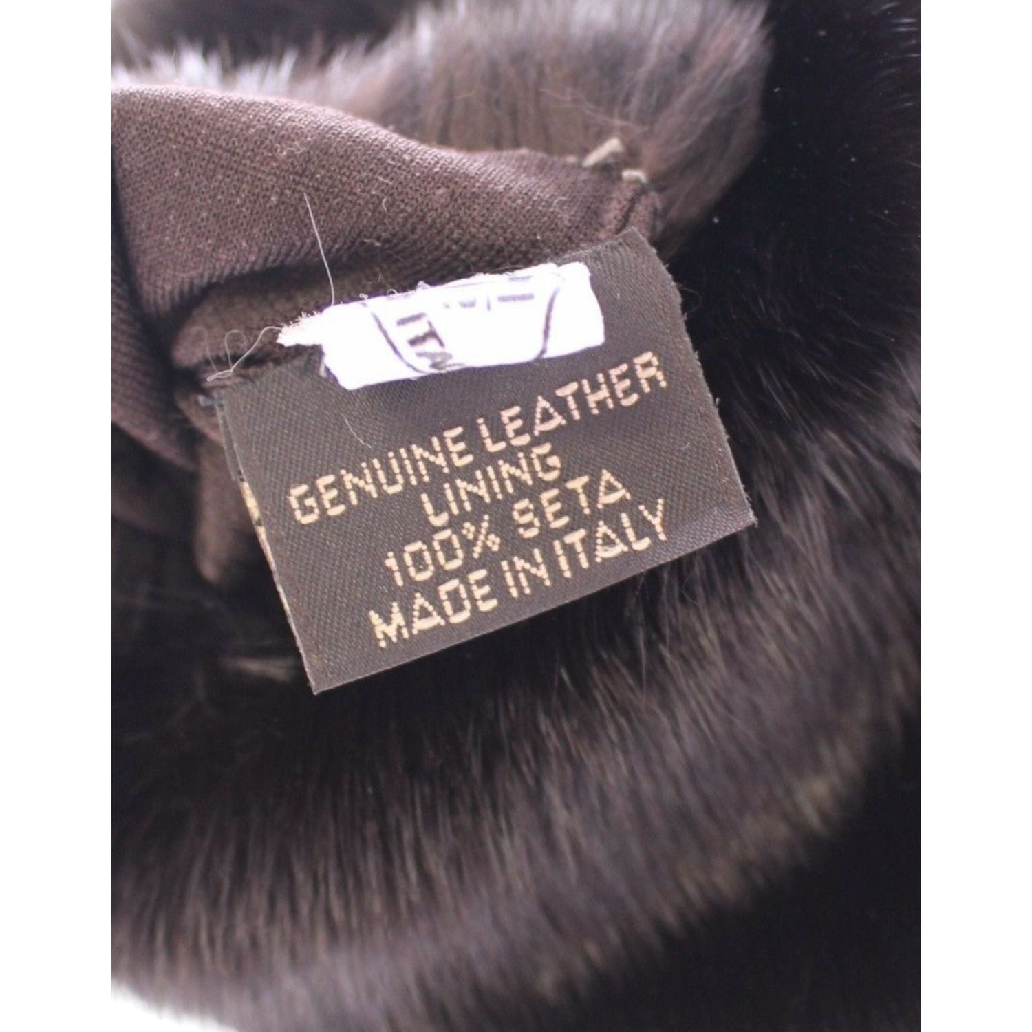 优雅的肘长紫色毛皮手套