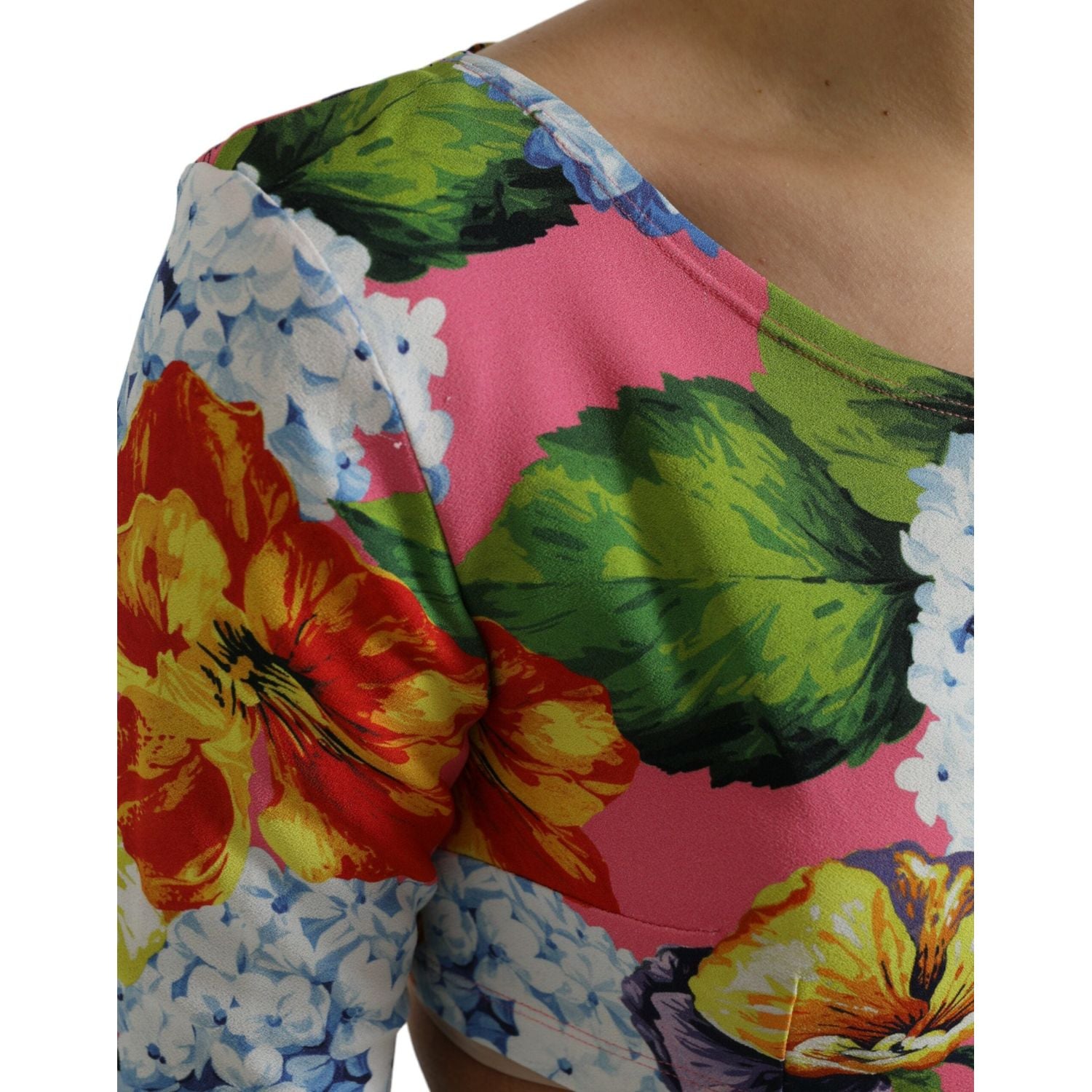 بلوزة قصيرة أنيقة من مجموعة دولتشي آند غابانا