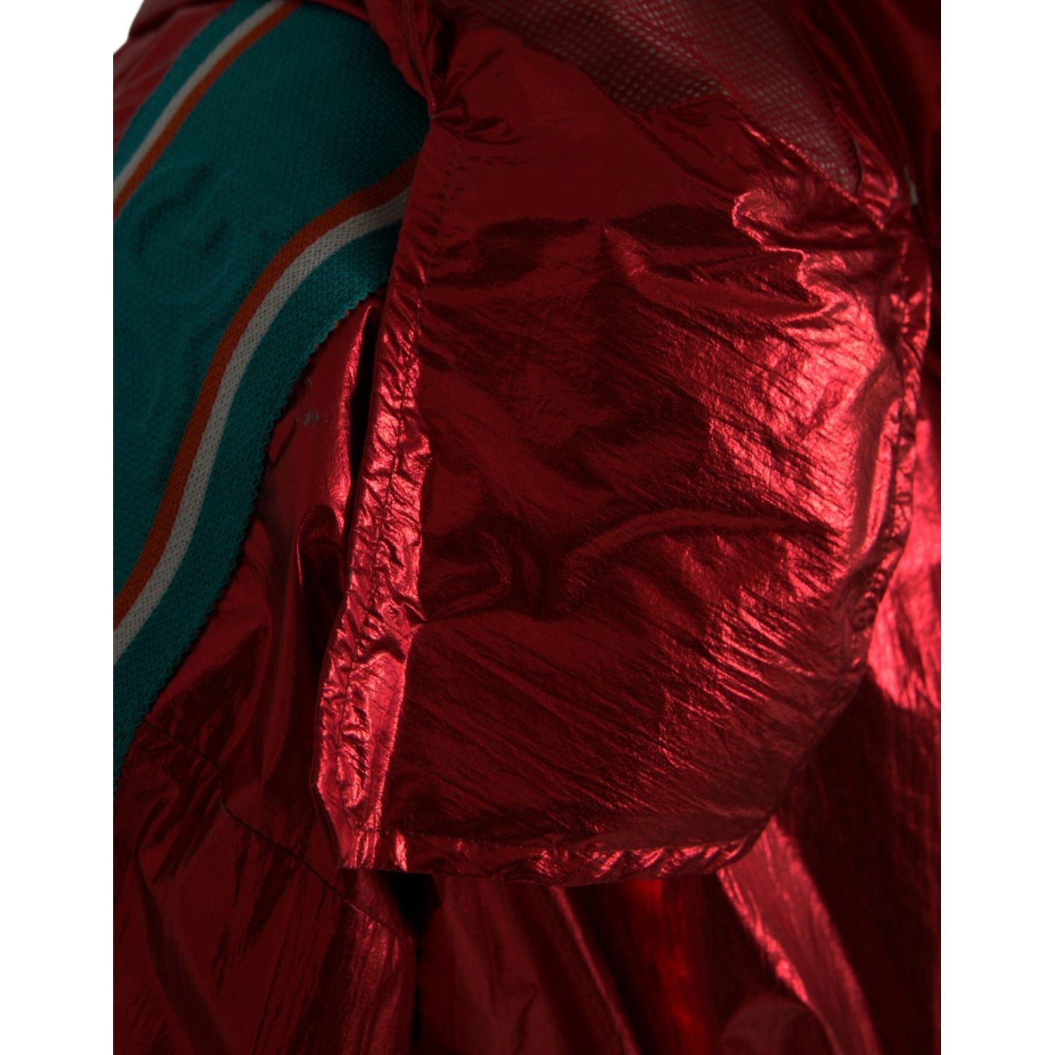 红色尼龙连帽套头运动衫夹克